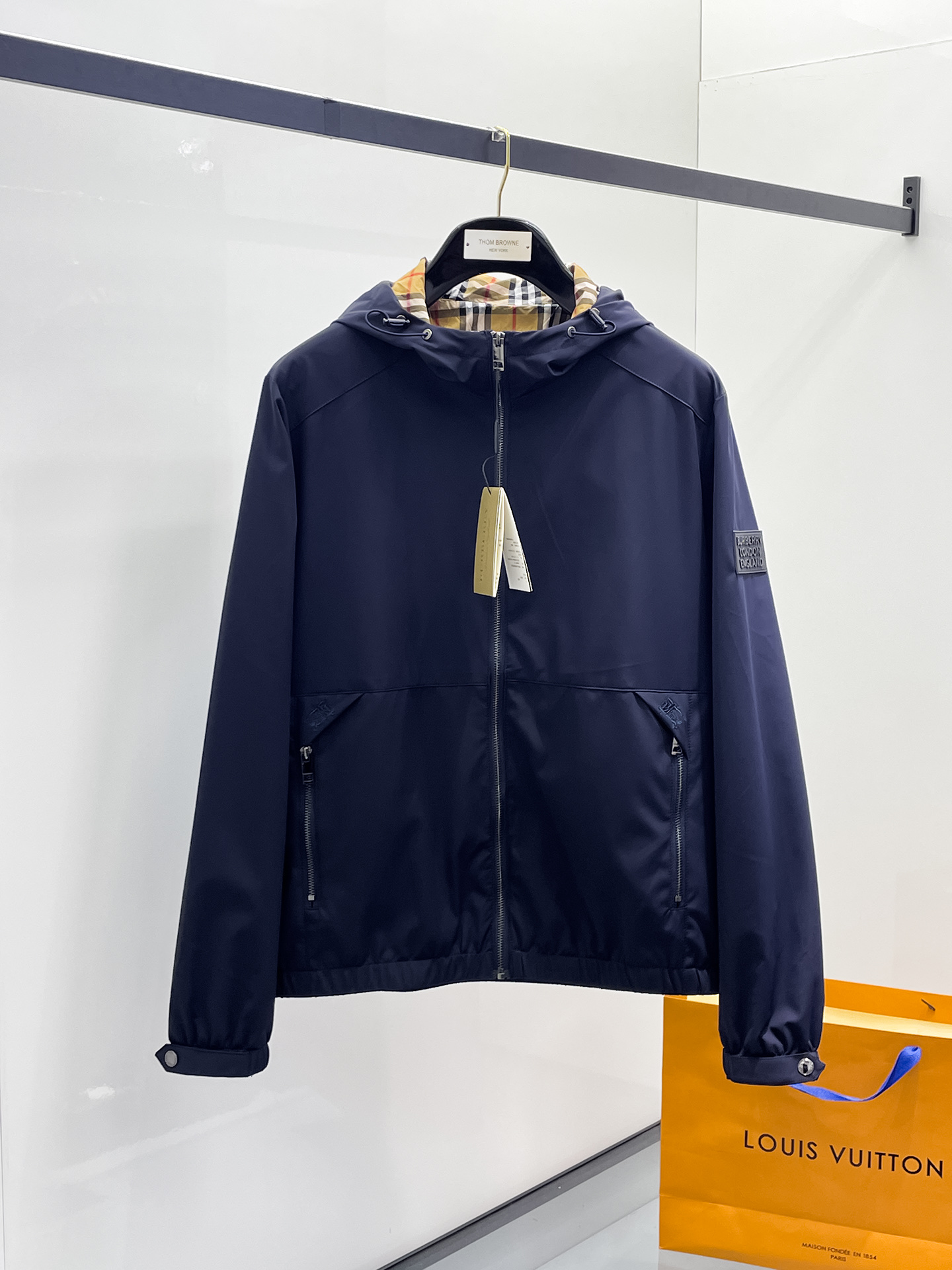 NO:600249,Burberry 2025 early autumn new popular counter new casual fashion jacket. Ultra-avant-garde design style. Delicate and comfortable. Very light and not easy to wrinkle. Multiple craftsmanship. The overall design is quite visual. The upper body is casual and stylish, with a certain degree of stiffness. It is definitely recommended for the temperament that is at the forefront of fashion. A must-have for urban leisure. Size M~3XL (48-56) multi-color, burberry, jackets & coats, alexander wang19860909巴宝莉 2025 早秋新款爆款专柜新款休闲时尚夹克 超前卫设计风格 细腻舒适 穿着非常轻便不易起皱.多重重工艺 整体的设计颇具视觉感,上身休闲有型,有一定的挺括度,绝对走在时尚最尖端的气质感推荐,都市休闲必备. 码数M~3XL（48-56）多颜色,,burberry,jackets & coats,alexander wang,Men's clothing