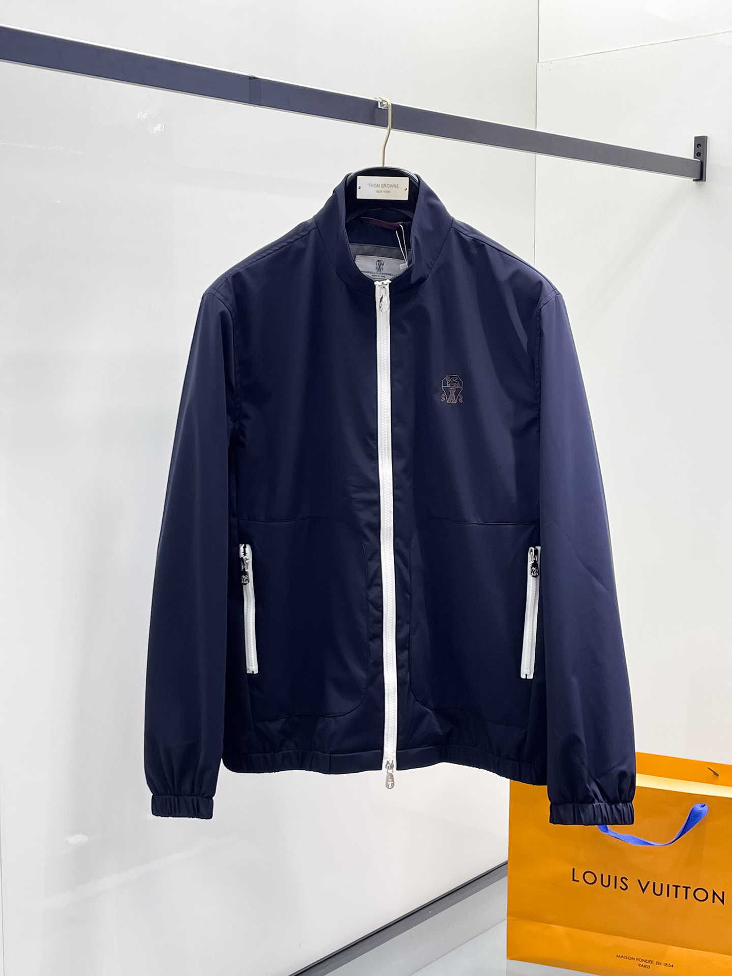 NO:600246,bc 2025 early autumn new popular counter new casual fashion jacket, ultra-avant-garde design style, delicate and comfortable, very light to wear and not easy to wrinkle. Multiple craftsmanship. The overall design is quite visual, the upper body is casual and stylish, with a certain degree of stiffness. It is definitely recommended for the temperament that is at the forefront of fashion, a must-have for urban leisure. Size M~3XL (48-56), multi-color, jackets & coats, alexander wang19860909bc 2025 早秋新款爆款专柜新款休闲时尚夹克 超前卫设计风格 细腻舒适 穿着非常轻便不易起皱.多重重工艺 整体的设计颇具视觉感,上身休闲有型,有一定的挺括度,绝对走在时尚最尖端的气质感推荐,都市休闲必备. 码数M~3XL（48-56）多颜色,,jackets & coats,alexander wang,Men's clothing