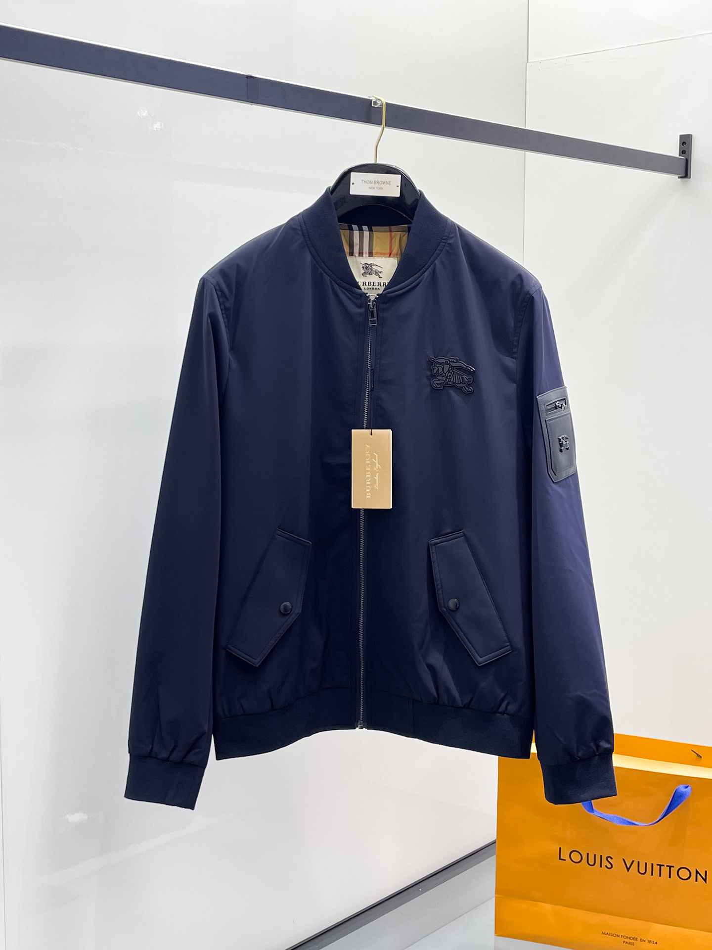 NO:600243,Burberry 2025 early autumn new popular counter new casual fashion jacket. Ultra-avant-garde design style. Delicate and comfortable. Very light and not easy to wrinkle. Multiple craftsmanship. The overall design is quite visual. The upper body is casual and stylish, with a certain degree of stiffness. It is definitely recommended for the temperament that is at the forefront of fashion. A must-have for urban leisure. Size M~3XL (48-56) multi-color, burberry, jackets & coats, alexander wang19860909巴宝莉 2025 早秋新款爆款专柜新款休闲时尚夹克 超前卫设计风格 细腻舒适 穿着非常轻便不易起皱.多重重工艺 整体的设计颇具视觉感,上身休闲有型,有一定的挺括度,绝对走在时尚最尖端的气质感推荐,都市休闲必备. 码数M~3XL（48-56）多颜色,,burberry,jackets & coats,alexander wang,Men's clothing