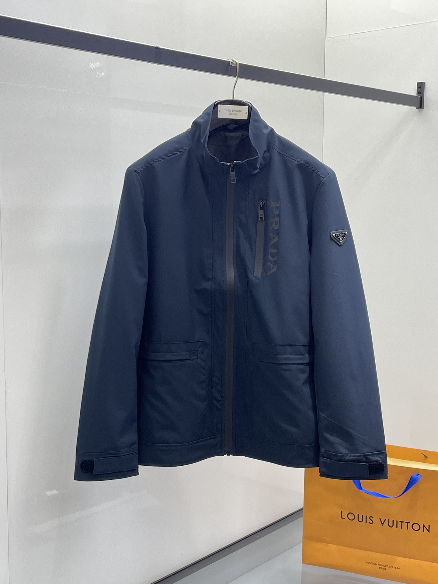 NO:600240,Prada 2025 early autumn new popular counter new casual fashion jacket. Ultra-avant-garde design style. Delicate and comfortable. Very light and not easy to wrinkle. Multiple craftsmanship. The overall design is quite visual. The upper body is casual and stylish, with a certain degree of stiffness. It is definitely recommended for the temperament that is at the forefront of fashion. A must-have for urban leisure. Size M~3XL (48-56) multi-color, prada, jackets & coats, alexander wang19860909普拉达 2025 早秋新款爆款专柜新款休闲时尚夹克 超前卫设计风格 细腻舒适 穿着非常轻便不易起皱.多重重工艺 整体的设计颇具视觉感,上身休闲有型,有一定的挺括度,绝对走在时尚最尖端的气质感推荐,都市休闲必备. 码数M~3XL（48-56）多颜色,,prada,jackets & coats,alexander wang,Men's clothing