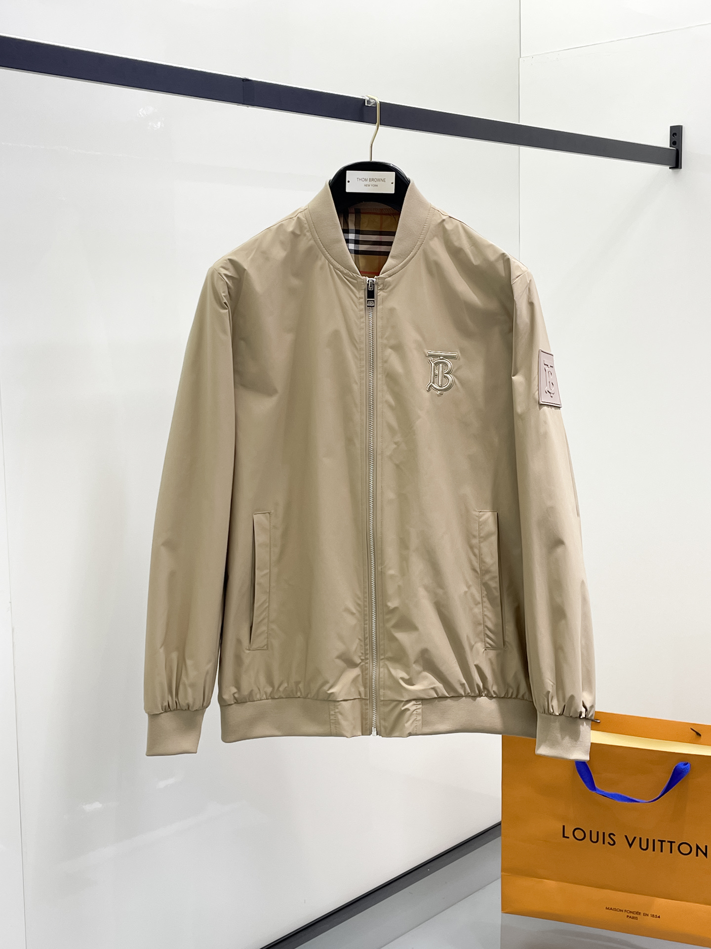 NO:600237,Burberry 2025 early autumn new popular counter new casual fashion jacket. Ultra-avant-garde design style. Delicate and comfortable. Very light and not easy to wrinkle. Multiple craftsmanship. The overall design is quite visual. The upper body is casual and stylish, with a certain degree of stiffness. It is definitely recommended for the temperament that is at the forefront of fashion. A must-have for urban leisure. Size M~3XL (48-56) multi-color, burberry, jackets & coats, alexander wang19860909巴宝莉 2025 早秋新款爆款专柜新款休闲时尚夹克 超前卫设计风格 细腻舒适 穿着非常轻便不易起皱.多重重工艺 整体的设计颇具视觉感,上身休闲有型,有一定的挺括度,绝对走在时尚最尖端的气质感推荐,都市休闲必备. 码数M~3XL（48-56）多颜色,,burberry,jackets & coats,alexander wang,Men's clothing