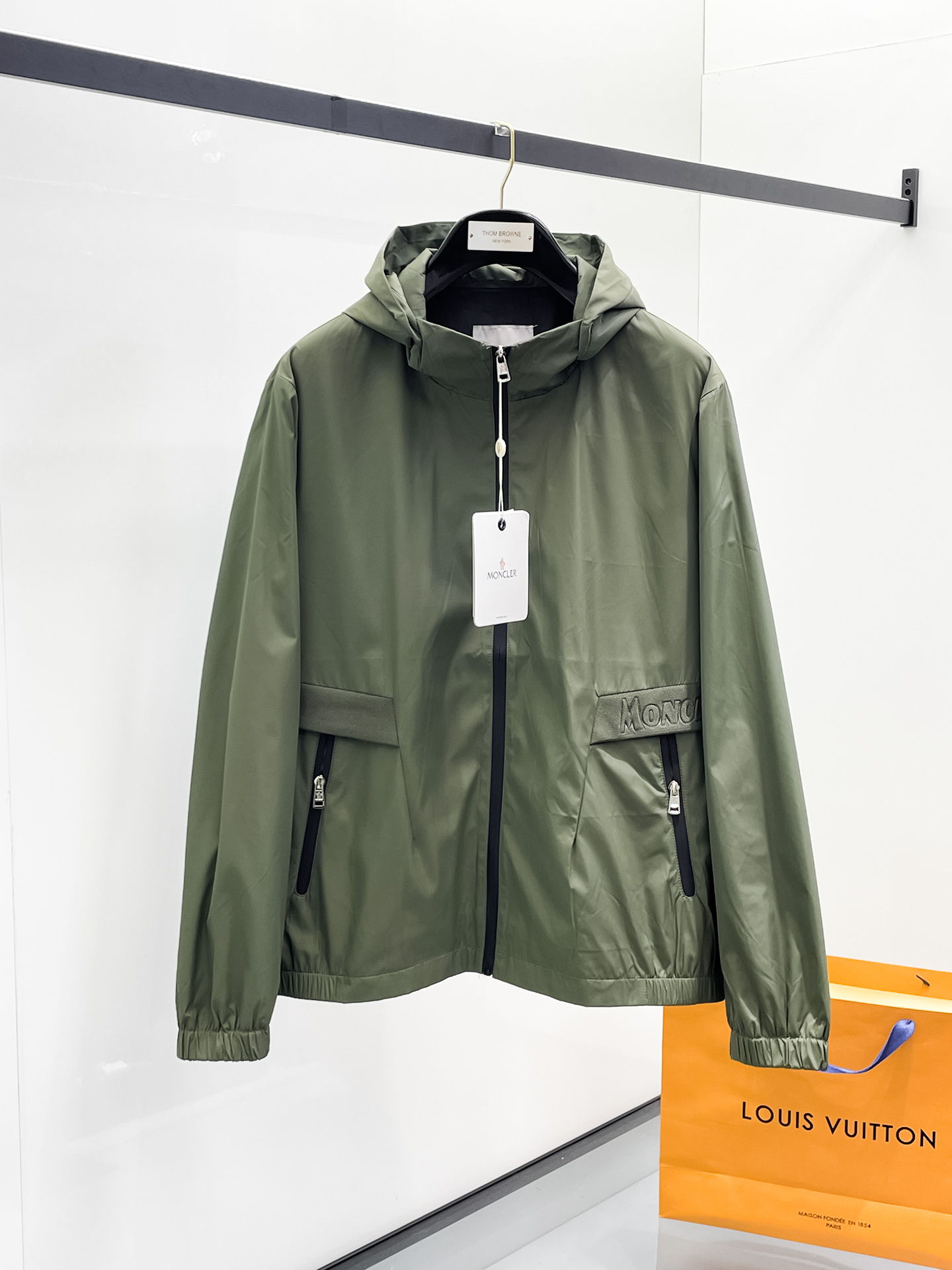 NO:600234,.Mengkou 2025 early autumn new popular counter new casual fashion jacket. Super avant-garde design style. Delicate and comfortable. Very light and not easy to wrinkle. Multiple craftsmanship. The overall design is quite visual. The upper body is casual and stylish, with a certain degree of stiffness. It is definitely recommended for the temperament that is at the forefront of fashion. It is a must-have for urban leisure. Size M~3XL (48-56) multi-color, Moncler, jackets & coats, alexander wang19860909.蒙口 2025 早秋新款爆款专柜新款休闲时尚夹克 超前卫设计风格 细腻舒适 穿着非常轻便不易起皱.多重重工艺 整体的设计颇具视觉感,上身休闲有型,有一定的挺括度,绝对走在时尚最尖端的气质感推荐,都市休闲必备. 码数M~3XL（48-56）多颜色,,Moncler,jackets & coats,alexander wang,Men's clothing