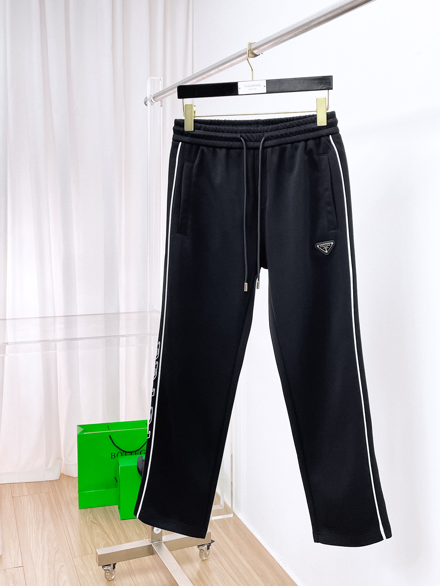 NO:569090,PRADA 2025 autumn and winter new casual pants (Jindian three-dimensional embroidery positioning LOGO custom hardware) high-end version, counter custom fabrics with high breathability and comfort, impeccable details, brand element design concept, reflecting high quality. It feels delicate and soft!  It presents a casual cut and the upper body shape is awesome!  Size M-3XL,,prada,prada,alexander wang19860909PRADA 普拉达 2025秋冬新款休闲裤（金典立体刺绣定位LOGO 定制五金）高端版本,专柜定制面料 透气舒适度高,细节无可挑剔,品牌元素设计理念,体现高品质.手感细腻柔软！呈现休闲裁剪,上身版型超赞！ 码数M-3XL,,prada,prada,alexander wang,Men's clothing