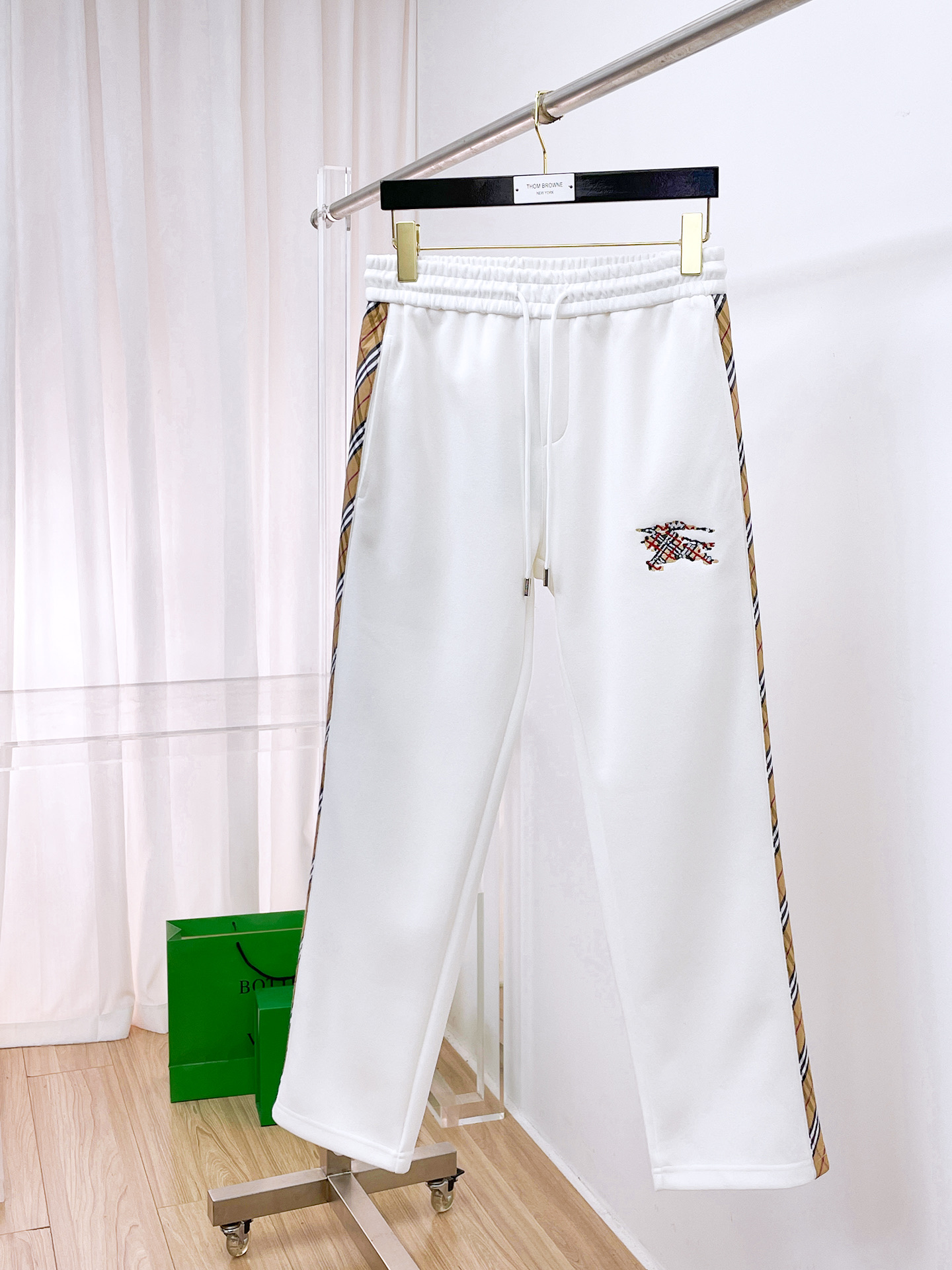 NO:569093,Burberry 2025 autumn and winter new casual pants (Jindian three-dimensional embroidery positioning LOGO custom hardware) high-end version, counter custom fabrics with high breathability and comfort, impeccable details, brand element design concept, reflecting high quality. It feels delicate and soft!  It presents a casual cut and the upper body shape is awesome!  Size M-3XL,,burberry,burberry,alexander wang19860909Burberry 巴宝莉 2025秋冬新款休闲裤（金典立体刺绣定位LOGO 定制五金）高端版本,专柜定制面料 透气舒适度高,细节无可挑剔,品牌元素设计理念,体现高品质.手感细腻柔软！呈现休闲裁剪,上身版型超赞！ 码数M-3XL,,burberry,burberry,alexander wang,Men's clothing