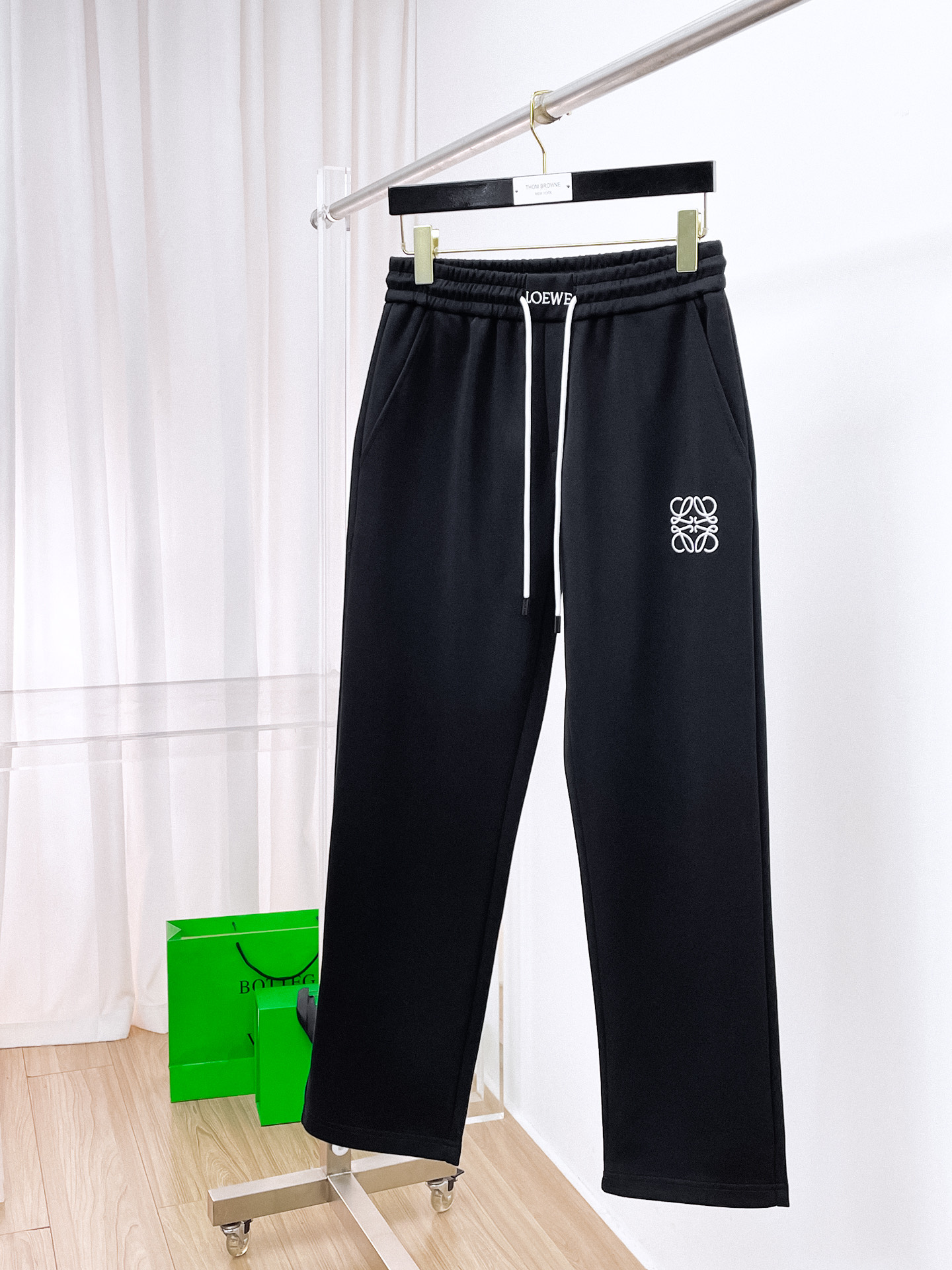 NO:569098,Luo Yiwei's 2025 autumn and winter new casual pants (Jindian three-dimensional embroidery positioning LOGO custom hardware) high-end version, counter-customized fabrics with high breathability and comfort, impeccable details, brand element design concept, reflecting high quality. It feels delicate and soft!  It presents a casual cut and the upper body shape is awesome!  Size M-3XL,,loewe,alexander wang19860909罗意威 2025秋冬新款休闲裤（金典立体刺绣定位LOGO 定制五金）高端版本,专柜定制面料 透气舒适度高,细节无可挑剔,品牌元素设计理念,体现高品质.手感细腻柔软！呈现休闲裁剪,上身版型超赞！ 码数M-3XL,,loewe,alexander wang,Men's clothing