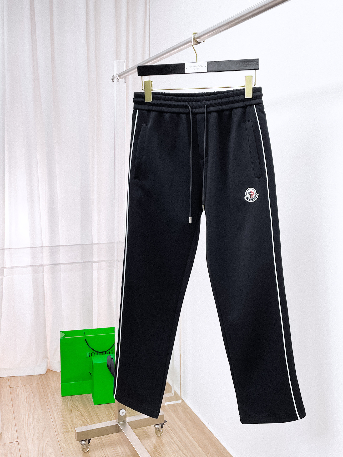 NO:569103,Mengkou 2025 new autumn and winter casual pants (Jindian three-dimensional embroidery positioning LOGO custom hardware) high-end version, counter-customized fabrics with high breathability and comfort, impeccable details, brand element design concept, reflecting high quality. It feels delicate and soft!  It presents a casual cut and the upper body shape is awesome!  Size M-3XL,,Moncler,alexander wang19860909蒙口 2025秋冬新款休闲裤（金典立体刺绣定位LOGO 定制五金）高端版本,专柜定制面料 透气舒适度高,细节无可挑剔,品牌元素设计理念,体现高品质.手感细腻柔软！呈现休闲裁剪,上身版型超赞！ 码数M-3XL,,Moncler,alexander wang,Men's clothing
