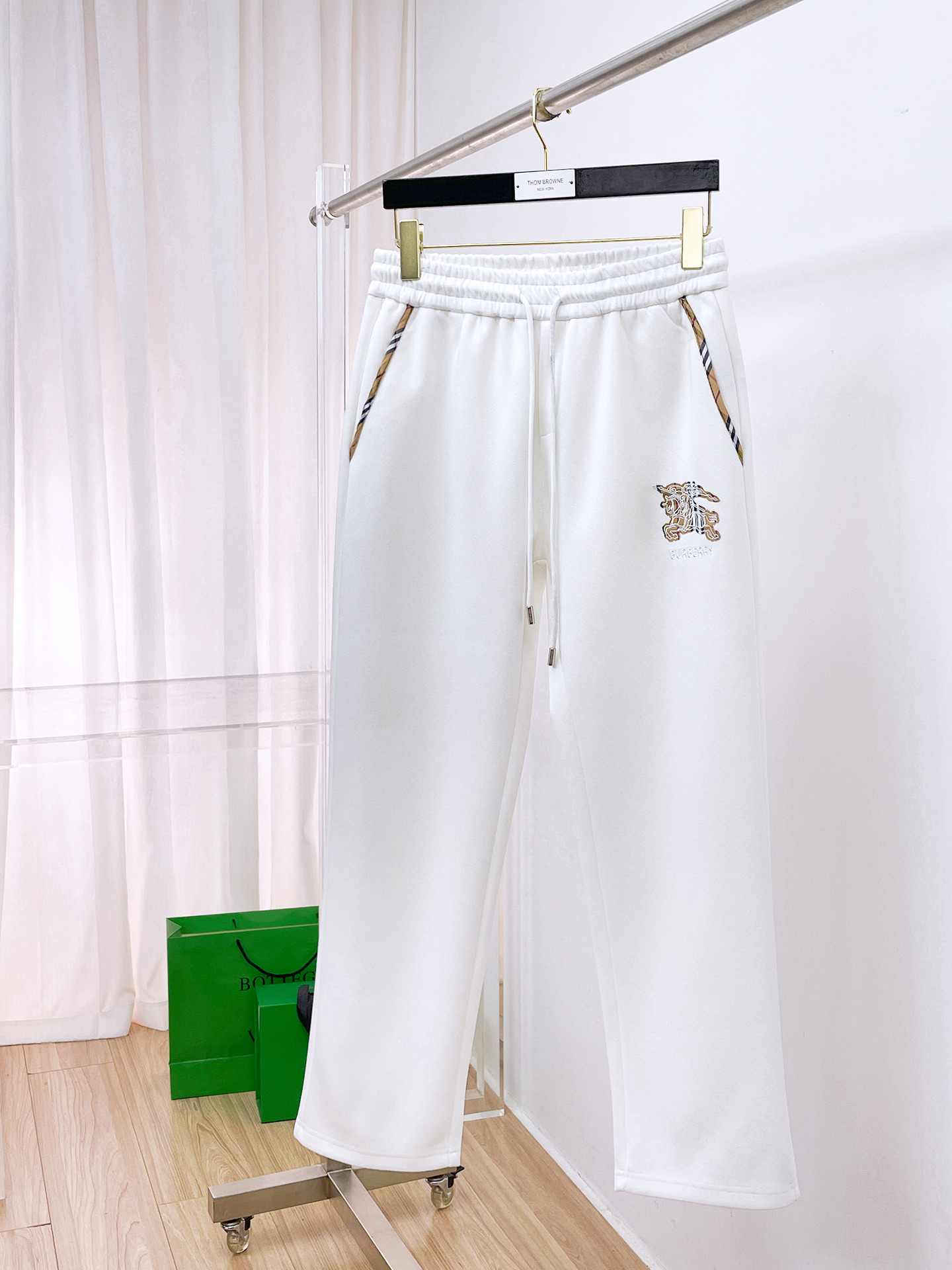 NO:569108,Burberry 2025 autumn and winter new casual pants (Jindian three-dimensional embroidery positioning LOGO custom hardware) high-end version, counter custom fabrics with high breathability and comfort, impeccable details, brand element design concept, reflecting high quality. It feels delicate and soft!  It presents a casual cut and the upper body shape is awesome!  Size M-3XL,,burberry,burberry,alexander wang19860909Burberry 巴宝莉 2025秋冬新款休闲裤（金典立体刺绣定位LOGO 定制五金）高端版本,专柜定制面料 透气舒适度高,细节无可挑剔,品牌元素设计理念,体现高品质.手感细腻柔软！呈现休闲裁剪,上身版型超赞！ 码数M-3XL,,burberry,burberry,alexander wang,Men's clothing