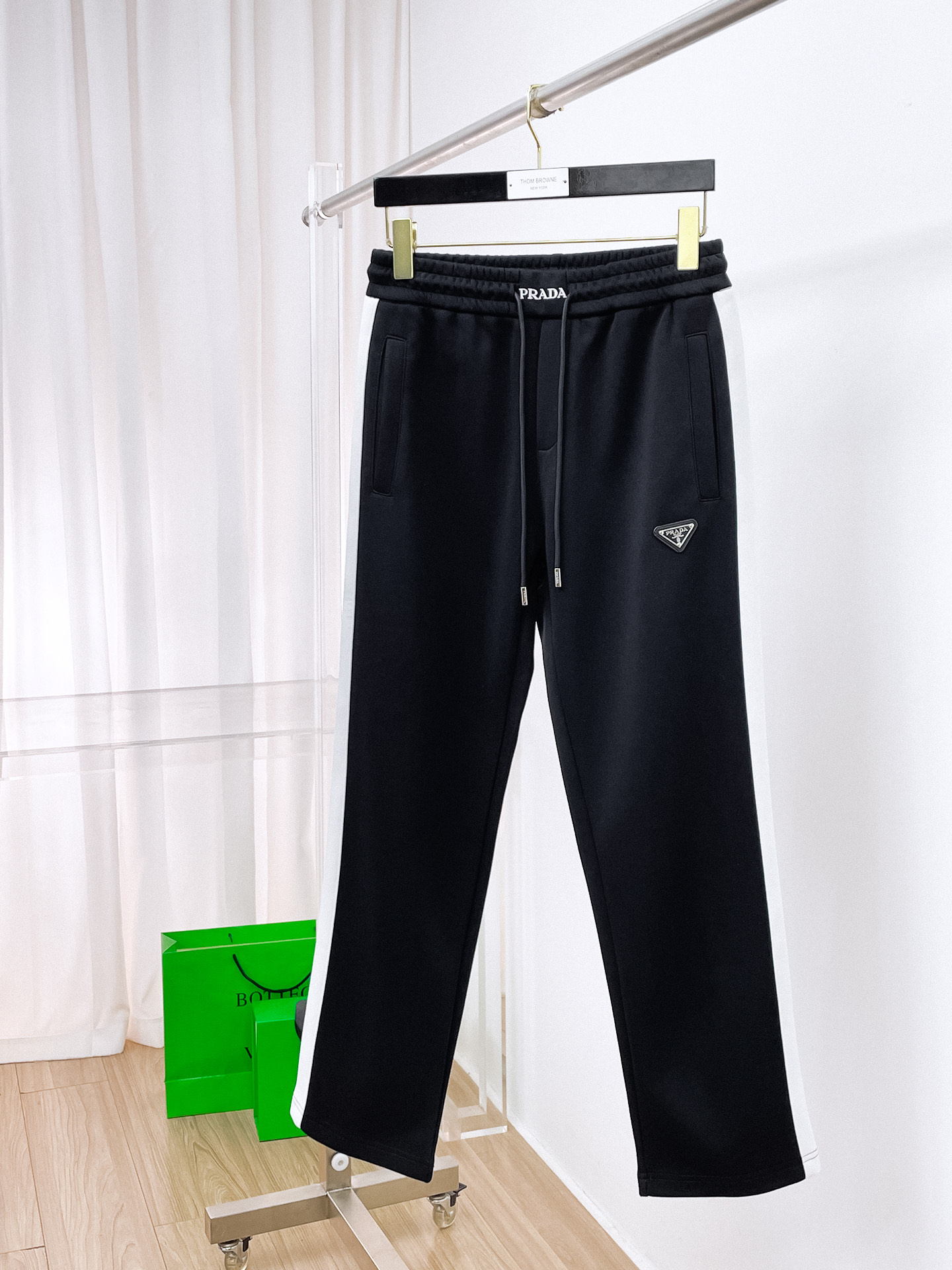 NO:569118,PRADA 2025 autumn and winter new casual pants (Jindian three-dimensional embroidery positioning LOGO custom hardware) high-end version, counter custom fabrics with high breathability and comfort, impeccable details, brand element design concept, reflecting high quality. It feels delicate and soft!  It presents a casual cut and the upper body shape is awesome!  Size M-3XL,,prada,prada,alexander wang19860909PRADA 普拉达 2025秋冬新款休闲裤（金典立体刺绣定位LOGO 定制五金）高端版本,专柜定制面料 透气舒适度高,细节无可挑剔,品牌元素设计理念,体现高品质.手感细腻柔软！呈现休闲裁剪,上身版型超赞！ 码数M-3XL,,prada,prada,alexander wang,Men's clothing