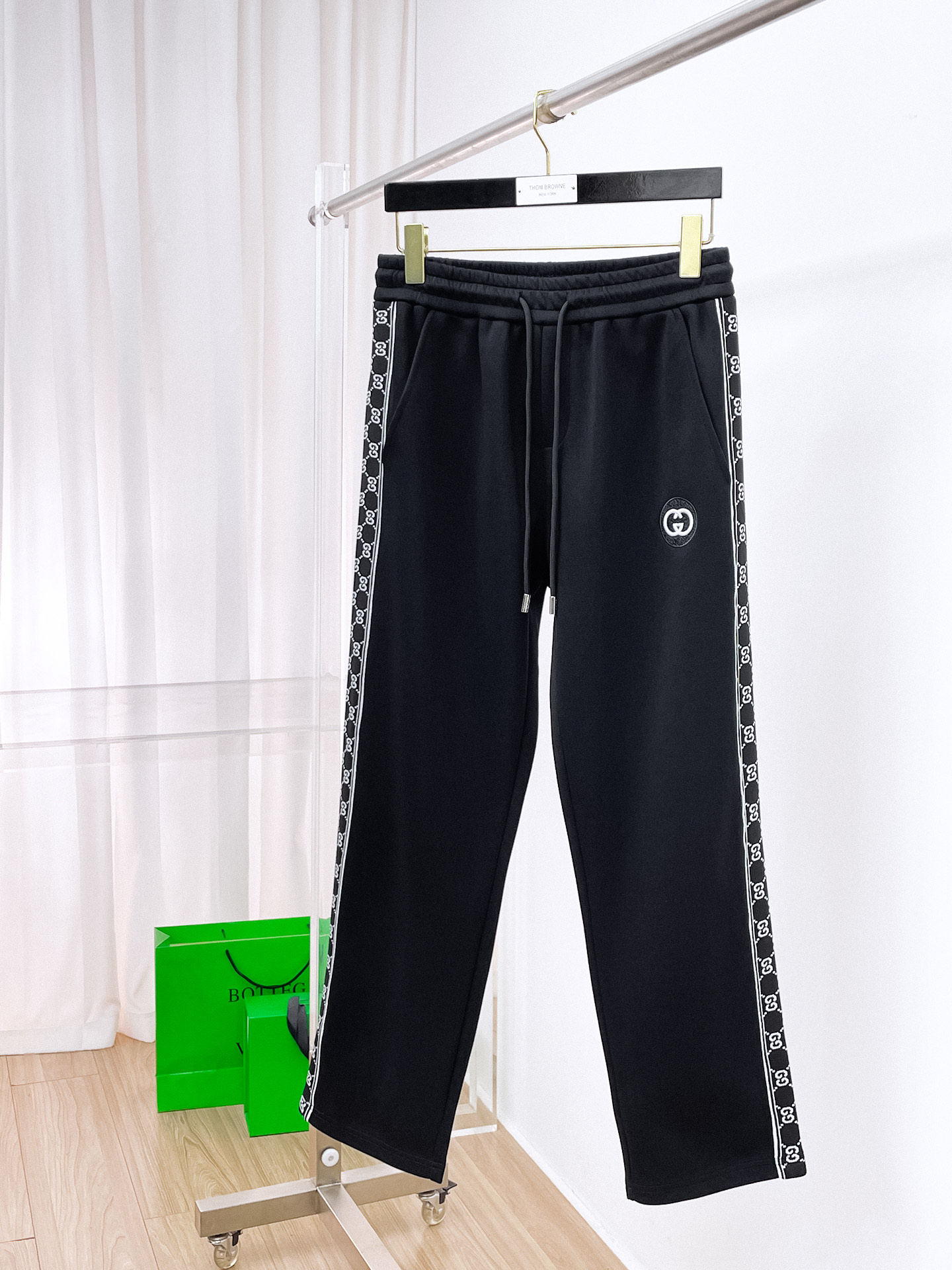 NO:569123,GUCCI Gucci 2025 new autumn and winter casual pants (Jindian three-dimensional embroidery positioning LOGO custom hardware) high-end version, counter custom fabrics with high breathability and comfort, impeccable details, brand element design concept, reflecting high quality. It feels delicate and soft!  It presents a casual cut and the upper body shape is awesome!  Size M-3XL,,gucci,alexander wang19860909GUCCI 古奇 2025秋冬新款休闲裤（金典立体刺绣定位LOGO 定制五金）高端版本,专柜定制面料 透气舒适度高,细节无可挑剔,品牌元素设计理念,体现高品质.手感细腻柔软！呈现休闲裁剪,上身版型超赞！ 码数M-3XL,,gucci,alexander wang,Men's clothing