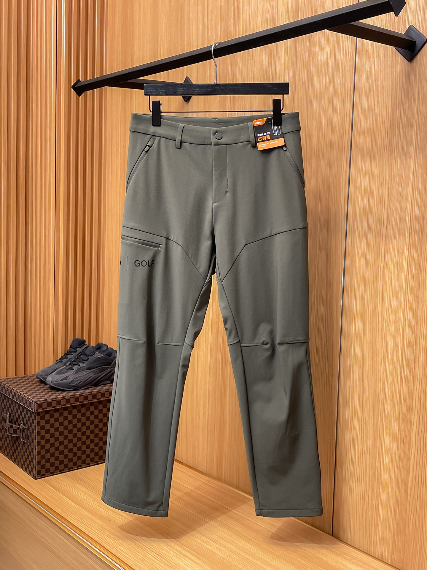 NO:572991,Descente [New Product] Early Autumn 25ss Casual Pants golden classic appears again, original order high-quality fashionable casual pants. Super versatile style. Exclusive customized fabric, very wide and stylish, close-fitting and comfortable. Original custom counter latest hardware accessories. Super beautiful version, the upper body shows slender legs, the lining and routing are impeccable, you can attend any occasion, and once again emphasize that the fabric is very, very classy! Code number M-4Xl,,alexander wang19860909迪桑特【新品】早秋25ss休闲裤金典再次出现,原单订制高品质时尚休闲裤.超级百搭款.独家定制面料,挺阔有型,贴身舒适.原版定制专柜最新五金辅料.超靓版型、上身显腿修长,內里,走线都无可挑剔,任何场合都可出席,再次强调面料非常非常显档次！码数 M-4Xl,,alexander wang,Men's clothing