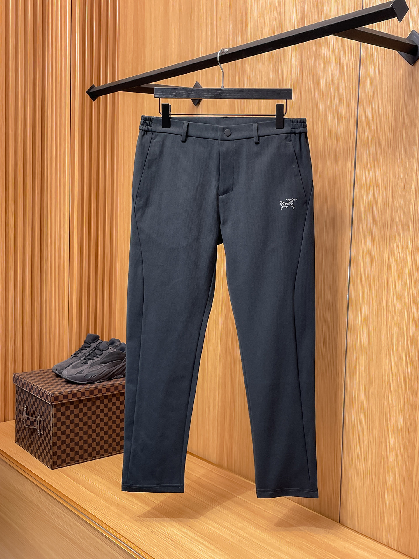 NO:572999,Arc'teryx [New Product] Early Autumn 25ss Casual Pants golden classic appears again, original order high-quality fashionable casual pants. Super versatile style. Exclusive customized fabric, very wide and stylish, close-fitting and comfortable. Original custom counter latest hardware accessories. Super beautiful version, the upper body shows slender legs, the lining and routing are impeccable, you can attend any occasion, once again emphasize that the fabric is very, very classy! Size L-4XL,arc'teryx,alexander wang19860909始祖鸟【新品】早秋25ss休闲裤金典再次出现,原单订制高品质时尚休闲裤.超级百搭款.独家定制面料,挺阔有型,贴身舒适.原版定制专柜最新五金辅料.超靓版型、上身显腿修长,內里,走线都无可挑剔,任何场合都可出席,再次强调面料非常非常显档次！码数 L-4XL,arc'teryx,alexander wang,Men's clothing