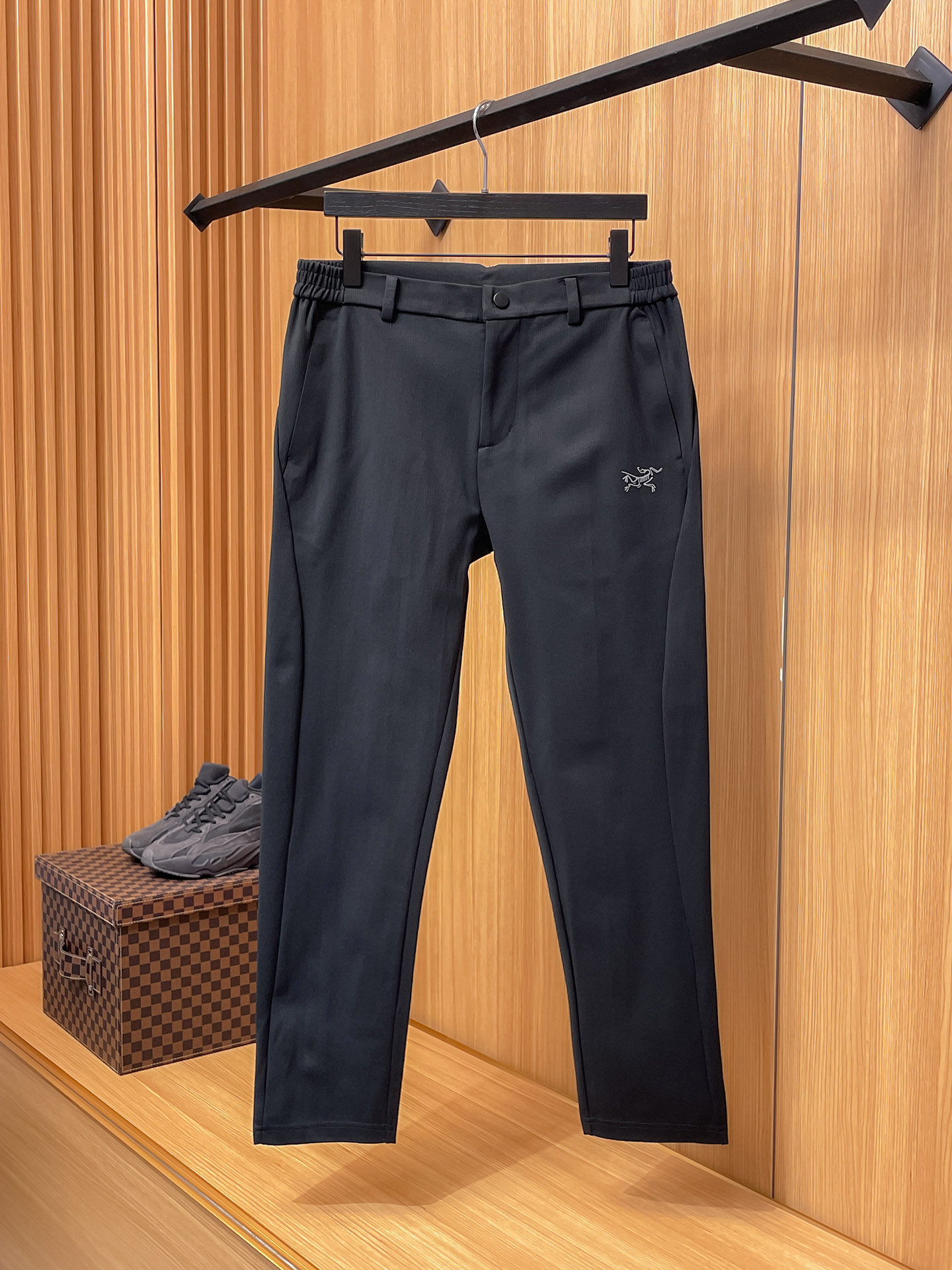 NO:572997,Arc'teryx [New Product] Early Autumn 25ss Casual Pants golden classic appears again, original order high-quality fashionable casual pants. Super versatile style. Exclusive customized fabric, very wide and stylish, close-fitting and comfortable. Original custom counter latest hardware accessories. Super beautiful version, the upper body shows slender legs, the lining and routing are impeccable, you can attend any occasion, once again emphasize that the fabric is very, very classy! Code number L-4Xl,arc'teryx,alexander wang19860909始祖鸟【新品】早秋25ss休闲裤金典再次出现,原单订制高品质时尚休闲裤.超级百搭款.独家定制面料,挺阔有型,贴身舒适.原版定制专柜最新五金辅料.超靓版型、上身显腿修长,內里,走线都无可挑剔,任何场合都可出席,再次强调面料非常非常显档次！码数 L-4Xl,arc'teryx,alexander wang,Men's clothing