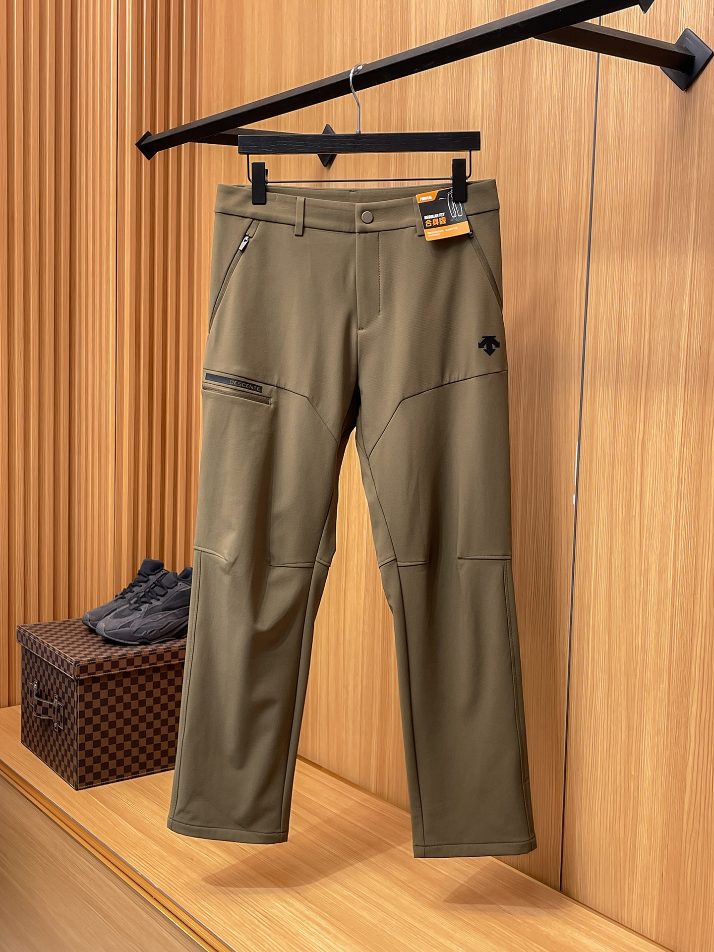 NO:573011,Cologne [New Product] The Golden Classic of Early Autumn 25ss Casual Pants appears again, original order high-quality fashionable casual pants. Super versatile style. Exclusively customized fabrics, very wide and stylish, close-fitting and comfortable. Original custom counter latest hardware accessories. Super beautiful shape, the upper body shows slender legs, the lining and routing are impeccable, you can attend any occasion, and once again emphasize that the fabric is very, very classy! Size M-4XL,,alexander wang19860909科隆【新品】早秋25ss休闲裤金典再次出现,原单订制高品质时尚休闲裤.超级百搭款.独家定制面料,挺阔有型,贴身舒适.原版定制专柜最新五金辅料.超靓版型、上身显腿修长,內里,走线都无可挑剔,任何场合都可出席,再次强调面料非常非常显档次！码数 M-4XL,,alexander wang,Men's clothing