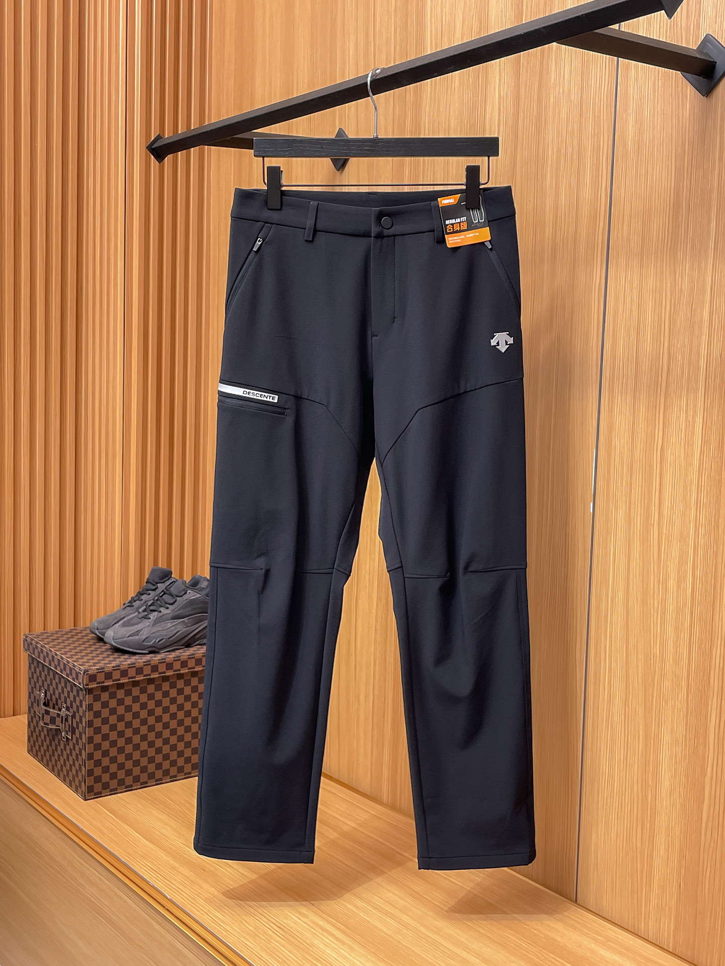 NO:573001,Cologne [New Product] The Golden Classic of Early Autumn 25ss Casual Pants appears again, original order high-quality fashionable casual pants. Super versatile style. Exclusively customized fabrics, very wide and stylish, close-fitting and comfortable. Original custom counter latest hardware accessories. Super beautiful shape, the upper body shows slender legs, the lining and routing are impeccable, you can attend any occasion, and once again emphasize that the fabric is very, very classy! Size M-4XL,,alexander wang19860909科隆【新品】早秋25ss休闲裤金典再次出现,原单订制高品质时尚休闲裤.超级百搭款.独家定制面料,挺阔有型,贴身舒适.原版定制专柜最新五金辅料.超靓版型、上身显腿修长,內里,走线都无可挑剔,任何场合都可出席,再次强调面料非常非常显档次！码数 M-4XL,,alexander wang,Men's clothing