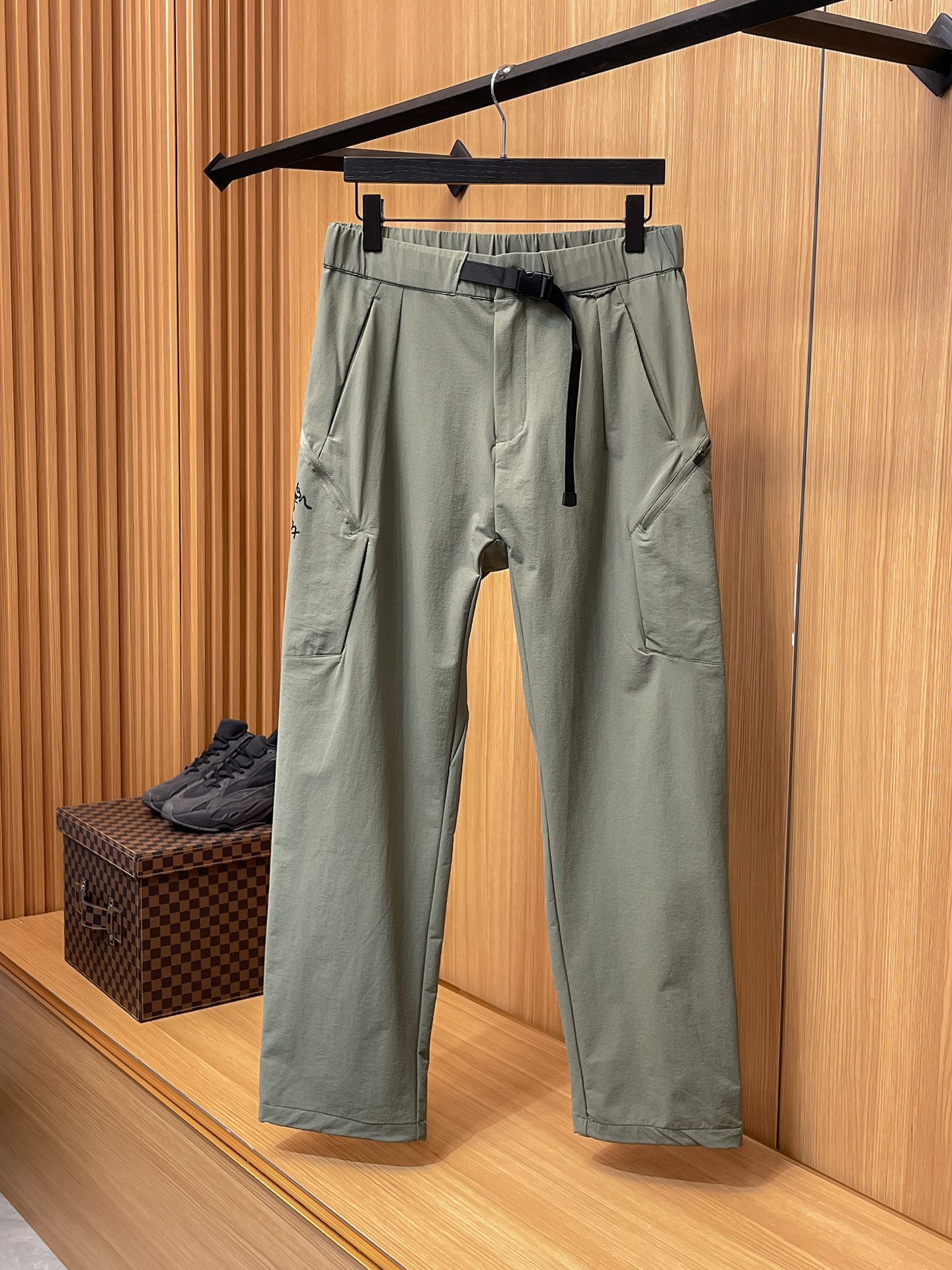NO:572995,Arc'teryx [New Product] Early Autumn 25ss Casual Pants golden classic appears again, original order high-quality fashionable casual pants. Super versatile style. Exclusive customized fabric, very wide and stylish, close-fitting and comfortable. Original custom counter latest hardware accessories. Super beautiful version, the upper body shows slender legs, the lining and routing are impeccable, you can attend any occasion, once again emphasize that the fabric is very, very classy! Size L-4XL,arc'teryx,alexander wang19860909始祖鸟【新品】早秋25ss休闲裤金典再次出现,原单订制高品质时尚休闲裤.超级百搭款.独家定制面料,挺阔有型,贴身舒适.原版定制专柜最新五金辅料.超靓版型、上身显腿修长,內里,走线都无可挑剔,任何场合都可出席,再次强调面料非常非常显档次！码数 L-4XL,arc'teryx,alexander wang,Men's clothing