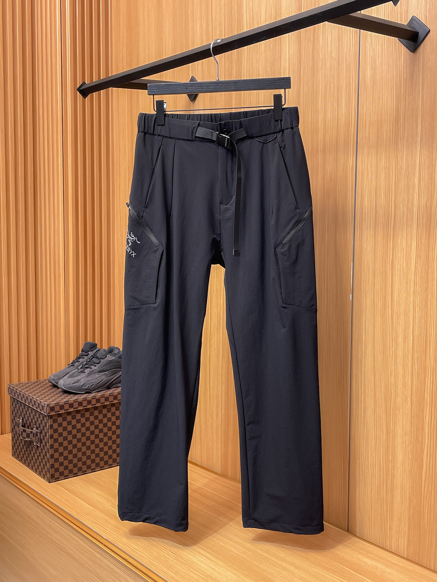 NO:572993,Arc'teryx [New Product] Early Autumn 25ss Casual Pants golden classic appears again, original order high-quality fashionable casual pants. Super versatile style. Exclusive customized fabric, very wide and stylish, close-fitting and comfortable. Original custom counter latest hardware accessories. Super beautiful version, the upper body shows slender legs, the lining and routing are impeccable, you can attend any occasion, once again emphasize that the fabric is very, very classy! Code number L-4Xl,arc'teryx,alexander wang19860909始祖鸟【新品】早秋25ss休闲裤金典再次出现,原单订制高品质时尚休闲裤.超级百搭款.独家定制面料,挺阔有型,贴身舒适.原版定制专柜最新五金辅料.超靓版型、上身显腿修长,內里,走线都无可挑剔,任何场合都可出席,再次强调面料非常非常显档次！码数 L-4Xl,arc'teryx,alexander wang,Men's clothing