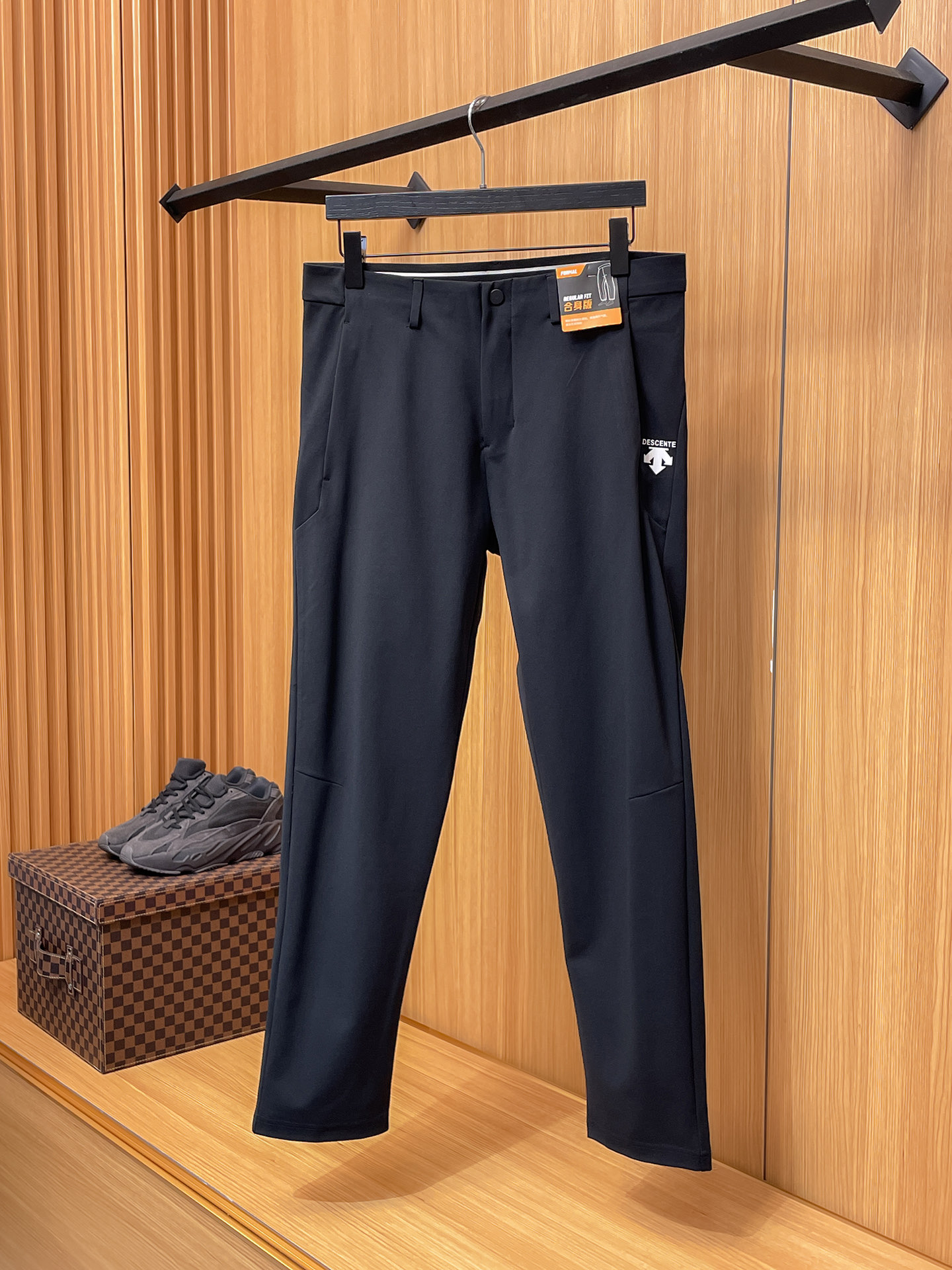 NO:573008,Descente [New Product] Early Autumn 25ss Casual Pants golden classic appears again, original order high-quality fashionable casual pants. Super versatile style. Exclusive customized fabric, very wide and stylish, close-fitting and comfortable. Original custom counter latest hardware accessories. Super beautiful version, the upper body shows slender legs, the lining and routing are impeccable, you can attend any occasion, and once again emphasize that the fabric is very, very classy! Code number M-4Xl,,alexander wang19860909迪桑特【新品】早秋25ss休闲裤金典再次出现,原单订制高品质时尚休闲裤.超级百搭款.独家定制面料,挺阔有型,贴身舒适.原版定制专柜最新五金辅料.超靓版型、上身显腿修长,內里,走线都无可挑剔,任何场合都可出席,再次强调面料非常非常显档次！码数 M-4Xl,,alexander wang,Men's clothing