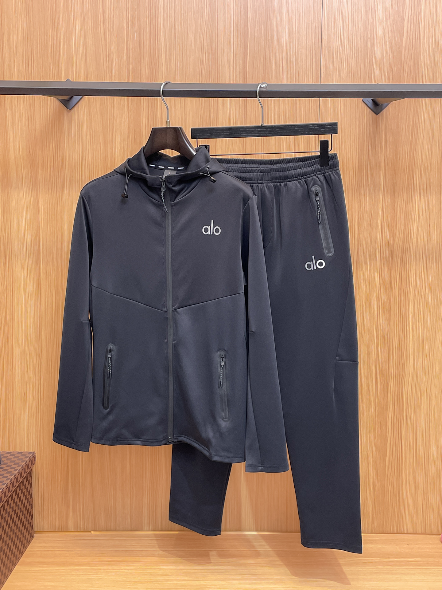 NO:573005,ALO 25SS new set!  Simple, basic yet luxurious combination. 25-year limited edition. Branded three-dimensional shape below the pocket. I love the basic model!  You don’t want to leave it if you like it. The fabric is made of customized cotton fabric, which is skin-friendly and breathable. It is anti-wrinkle, non-sticky and anti-static. The fabric is soft, comfortable and drapey. It stands tall and looks stylish!  Slightly wide straight-leg design, three-dimensional cutting design of the trouser body lengthens the leg line, making you look taller and slimmer. The elastic waistband design can be freely retracted and adjusted, suitable for various styles. Size M-3XL,,alexander wang19860909ALO 25SS新款套装！简单基础又不失奢华的搭配组合.25年限定款.口袋下方品牌立体造型.基础款大爱了！喜欢的不要不要的.面料采用定制棉莫面料,亲肤透气.抗皱不粘灰抗静电,面料柔软舒适有垂感.立挺上身有型！微阔版型直筒设计,裤身立体裁剪设计拉长腿部线条,显高显瘦.松紧腰带设计,收放自如,适合凹各种造型 码数M-3XL,,alexander wang,Men's clothing