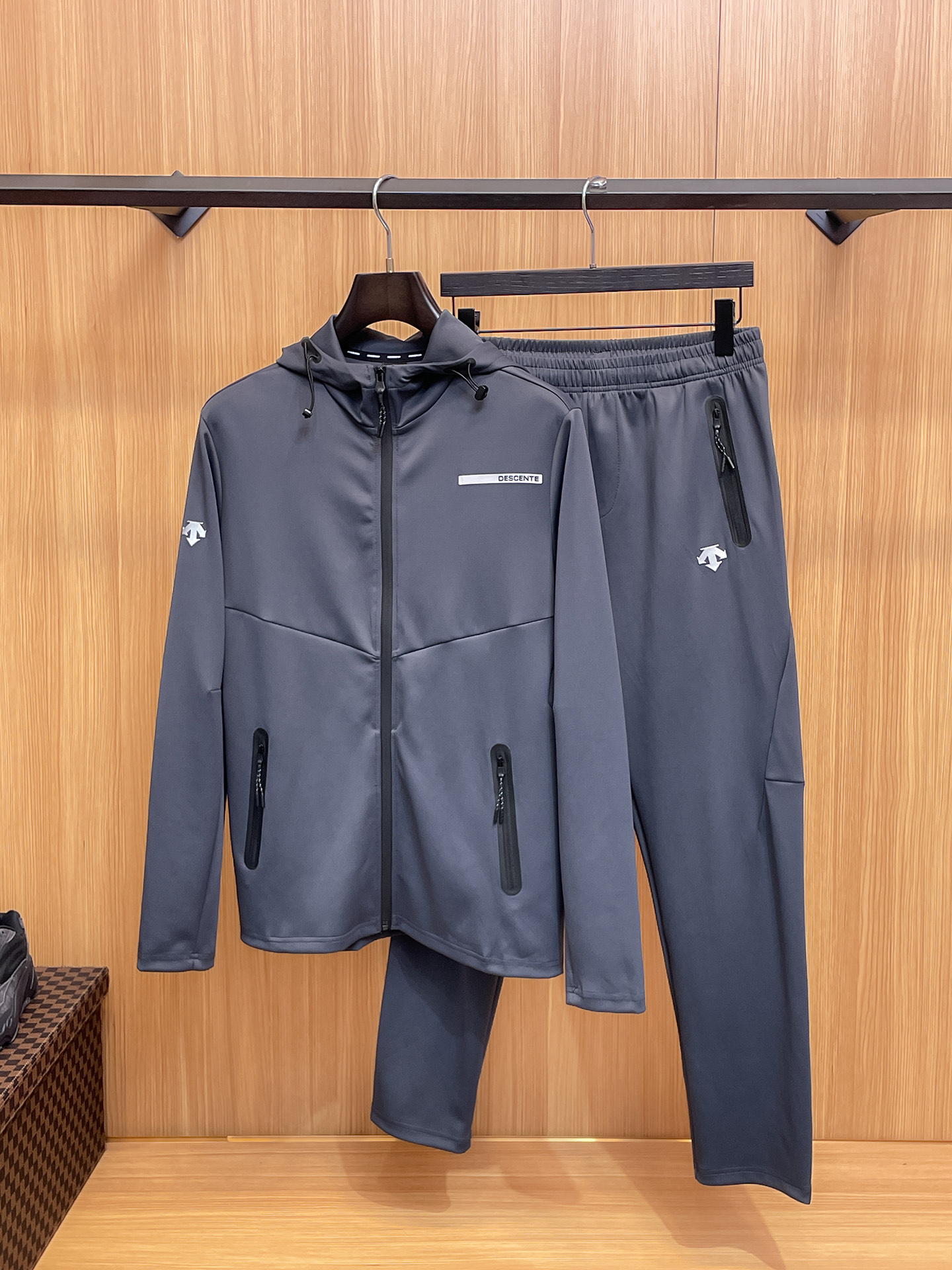 NO:573002,Arc'teryx 25SS new suit!  Simple, basic yet luxurious combination. 25-year limited edition. Branded three-dimensional shape below the pocket. I love the basic model!  You don’t want to leave it if you like it. The fabric is made of customized cotton fabric, which is skin-friendly and breathable. It is anti-wrinkle, non-sticky and anti-static. The fabric is soft, comfortable and drapey. It stands tall and looks stylish!  Slightly wide straight-leg design, three-dimensional cutting design of the trouser body lengthens the leg line, making you look taller and slimmer. The elastic waistband design can be freely retracted and adjusted, suitable for various styles. Size M-3XL, arc'teryx, alexander wang19860909始祖鸟 25SS新款套装！简单基础又不失奢华的搭配组合.25年限定款.口袋下方品牌立体造型.基础款大爱了！喜欢的不要不要的.面料采用定制棉莫面料,亲肤透气.抗皱不粘灰抗静电,面料柔软舒适有垂感.立挺上身有型！微阔版型直筒设计,裤身立体裁剪设计拉长腿部线条,显高显瘦.松紧腰带设计,收放自如,适合凹各种造型 码数M-3XL,arc'teryx,alexander wang,Men's clothing