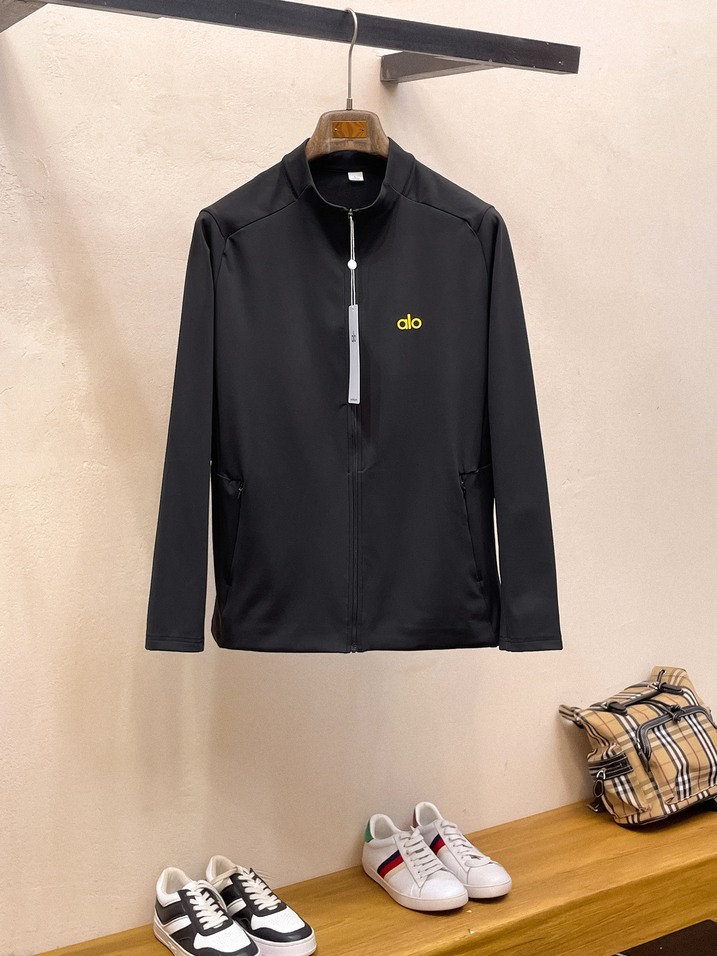 NO:573618,alo 25ss early autumn [new product] windbreaker jacket hot style new casual fashion jacket autumn and winter counter!  Ultra-avant-garde design style, delicate and comfortable, very light to wear and not easy to wrinkle. Multiple craftsmanship. The overall design is quite visual. The upper body is casual and stylish, with a certain degree of stiffness. It is definitely at the forefront of fashion. It is recommended for urban leisure. Size M-3XL,,jackets & coats,jackets & coats,alexander wang19860909alo 25ss早秋【新品】风衣夹克外套爆款 秋冬专柜新款休闲时尚夹克外套！超前卫设计风格 细腻舒适 穿着非常轻便不易起皱.多重重工艺 整体的设计颇具视觉感,上身休闲有型,有一定的挺括度,绝对走在时尚最尖端的气质感推荐,都市休闲必备.码数M-3XL,,jackets & coats,jackets & coats,alexander wang,Men's clothing