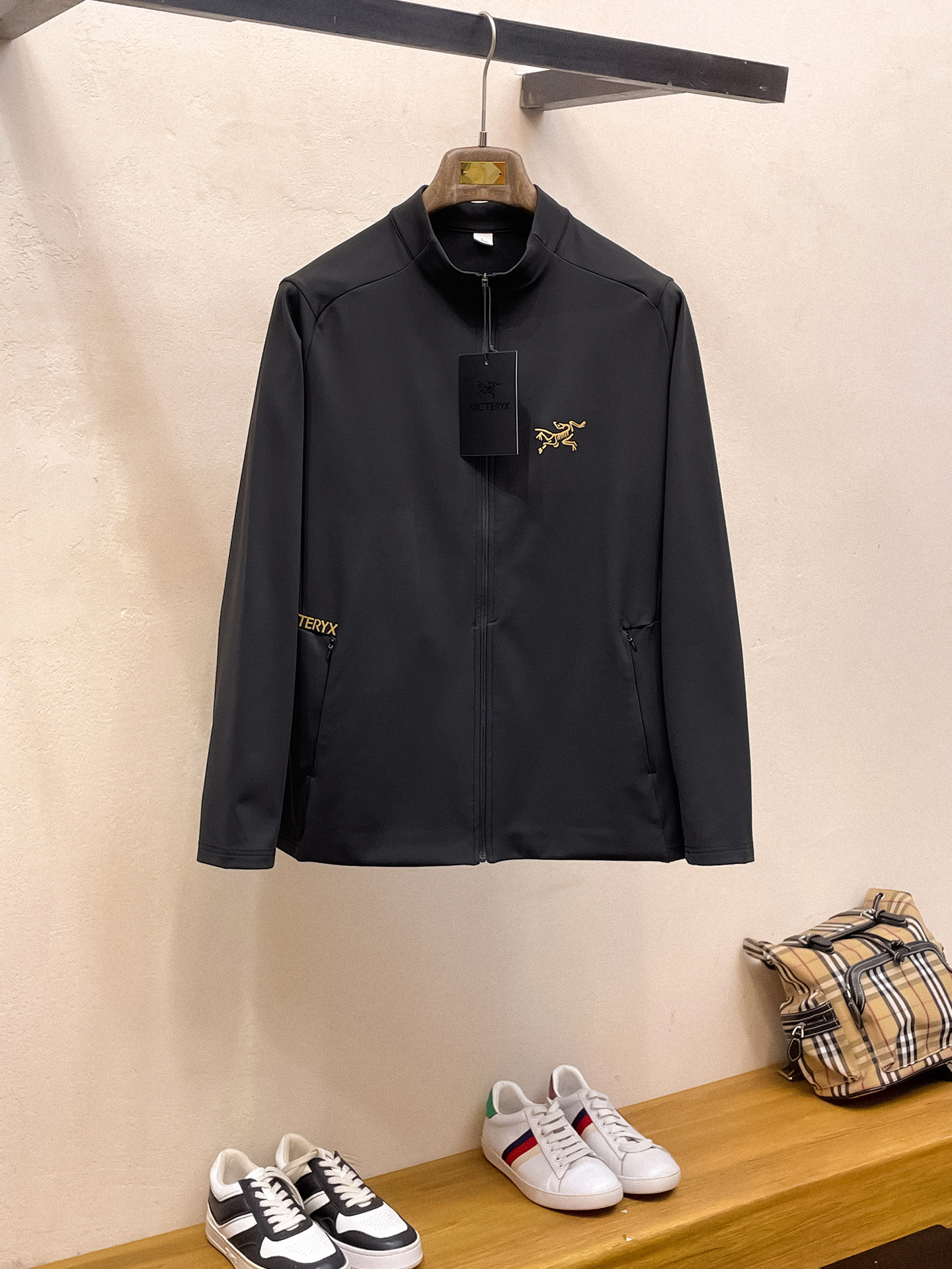 NO:573616,Arc'teryx 25ss Early Autumn [New Product] Windbreaker Jacket Hot Style New Casual Fashion Jacket at the Autumn and Winter Counter!  Ultra-avant-garde design style, delicate and comfortable, very light to wear and not easy to wrinkle. Multiple craftsmanship. The overall design is quite visual. The upper body is casual and stylish, with a certain degree of stiffness. It is definitely at the forefront of fashion. It is recommended for urban leisure. Size M-3XL, arc'teryx, jackets & coats, jackets & coats, alexander wang19860909始祖鸟 25ss早秋【新品】风衣夹克外套爆款 秋冬专柜新款休闲时尚夹克外套！超前卫设计风格 细腻舒适 穿着非常轻便不易起皱.多重重工艺 整体的设计颇具视觉感,上身休闲有型,有一定的挺括度,绝对走在时尚最尖端的气质感推荐,都市休闲必备.码数M-3XL,arc'teryx,jackets & coats,jackets & coats,alexander wang,Men's clothing