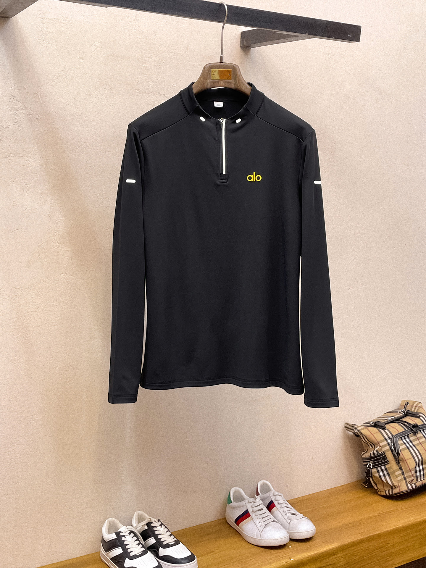 NO:573620,alo 25ss early autumn [new product] round neck bottoming shirt is a popular single-wear sweatshirt. Ultra-avant-garde design style. Delicate and comfortable. Very light and not easy to wrinkle. Multiple craftsmanship. The overall design is quite visual. The upper body is casual and stylish, with a certain degree of stiffness. It is definitely recommended for the temperament that is at the forefront of fashion. It is a must-have for urban leisure. Size M-3XL, hoodie, sweatshirts, alexander wang19860909alo 25ss早秋【新品】圆领打底衫单穿卫衣爆款 超前卫设计风格 细腻舒适 穿着非常轻便不易起皱.多重重工艺 整体的设计颇具视觉感,上身休闲有型,有一定的挺括度,绝对走在时尚最尖端的气质感推荐,都市休闲必备.码数M-3XL,,hoodie,sweatshirts,alexander wang,Men's clothing