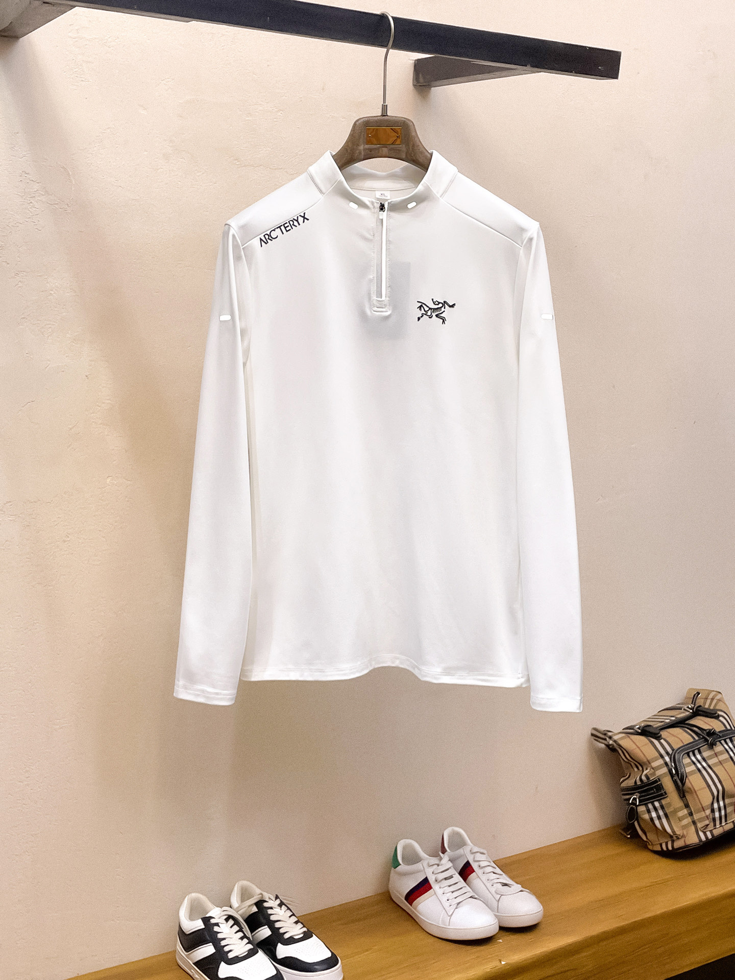 NO:573624,Arc'teryx 25ss early autumn [new product] round neck bottoming shirt is a popular single-wear sweatshirt. Ultra-avant-garde design style. Delicate and comfortable. Very light and not easy to wrinkle. Multiple craftsmanship. The overall design is quite visual. The upper body is casual and stylish, with a certain degree of stiffness. It is definitely recommended for the temperament that is at the forefront of fashion. It is a must-have for urban leisure. Size M-3XL, arc'teryx, hoodie, sweatshirts, alexander wang19860909始祖鸟25ss早秋【新品】圆领打底衫单穿卫衣爆款 超前卫设计风格 细腻舒适 穿着非常轻便不易起皱.多重重工艺 整体的设计颇具视觉感,上身休闲有型,有一定的挺括度,绝对走在时尚最尖端的气质感推荐,都市休闲必备.码数M-3XL,arc'teryx,hoodie,sweatshirts,alexander wang,Men's clothing