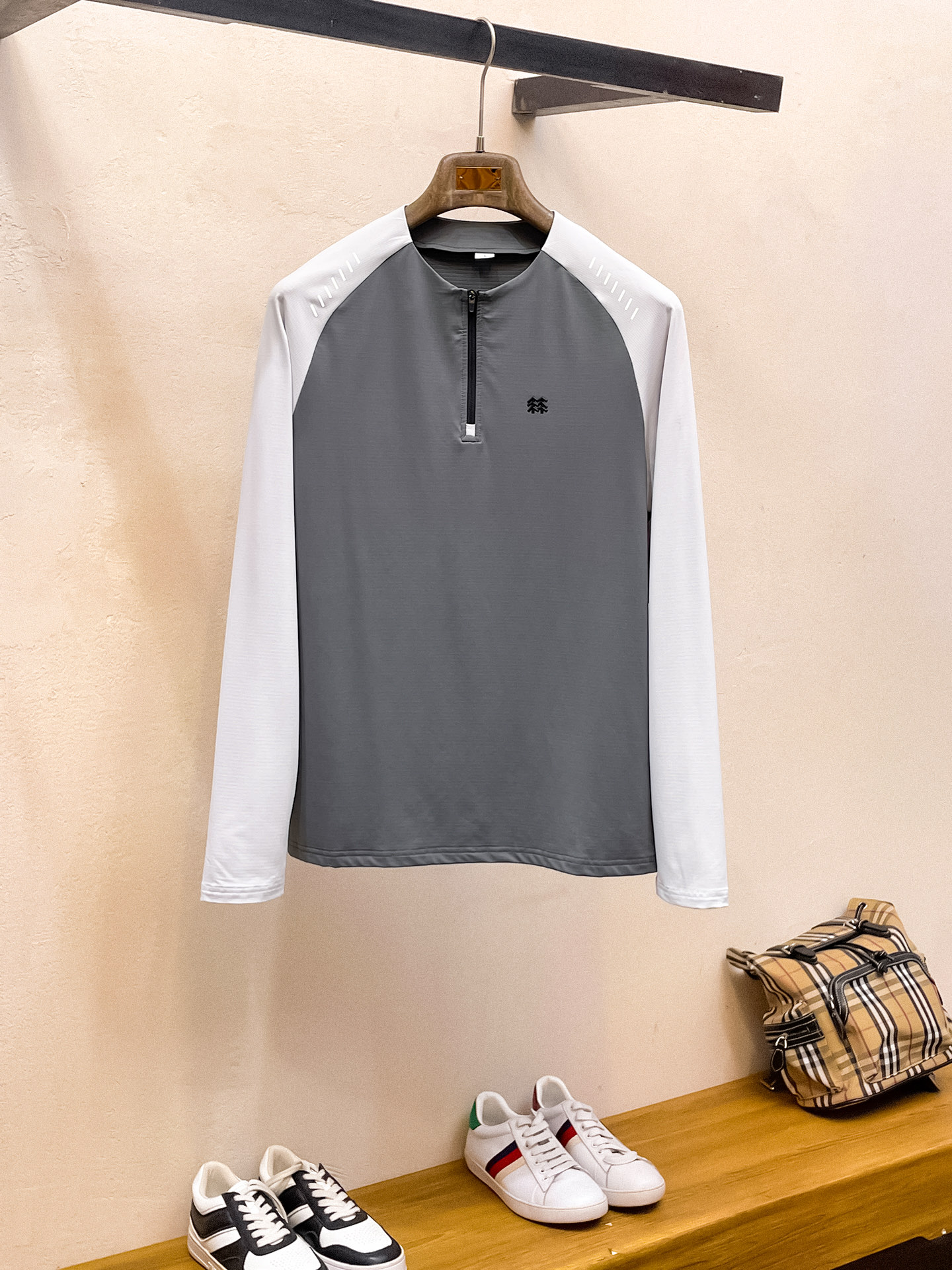 NO:573625,Cologne 25ss early autumn [new product] round neck bottoming shirt is popular for single-wear sweatshirts. Ultra-avant-garde design style. Delicate and comfortable. Very light and not easy to wrinkle. Multiple craftsmanship. The overall design is quite visual. The upper body is casual and stylish, with a certain degree of stiffness. It is definitely recommended for the temperament that is at the forefront of fashion. It is a must-have for urban leisure. Size M-3XL, hoodie, sweatshirts, alexander wang19860909科隆25ss早秋【新品】圆领打底衫单穿卫衣爆款 超前卫设计风格 细腻舒适 穿着非常轻便不易起皱.多重重工艺 整体的设计颇具视觉感,上身休闲有型,有一定的挺括度,绝对走在时尚最尖端的气质感推荐,都市休闲必备.码数M-3XL,,hoodie,sweatshirts,alexander wang,Men's clothing