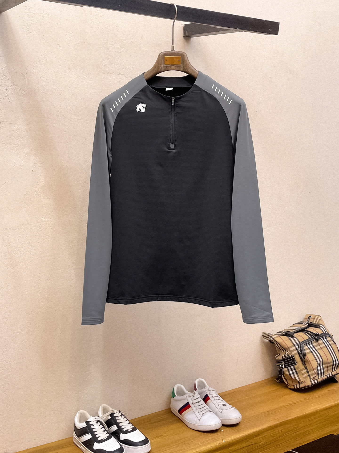 NO:573622,Descente 25ss early autumn [new product] round neck bottoming shirt is popular for single-wear sweatshirts. Ultra-avant-garde design style, delicate and comfortable, very light and not easy to wrinkle. Multiple craftsmanship. The overall design is quite visual, the upper body is casual and stylish, and has a certain degree of stiffness. It is definitely recommended for the temperament that is at the forefront of fashion. It is a must-have for urban leisure. Size M-3XL, hoodie, sweatshirts, alexander wang19860909迪桑特 25ss早秋【新品】圆领打底衫单穿卫衣爆款 超前卫设计风格 细腻舒适 穿着非常轻便不易起皱.多重重工艺 整体的设计颇具视觉感,上身休闲有型,有一定的挺括度,绝对走在时尚最尖端的气质感推荐,都市休闲必备.码数M-3XL,,hoodie,sweatshirts,alexander wang,Men's clothing