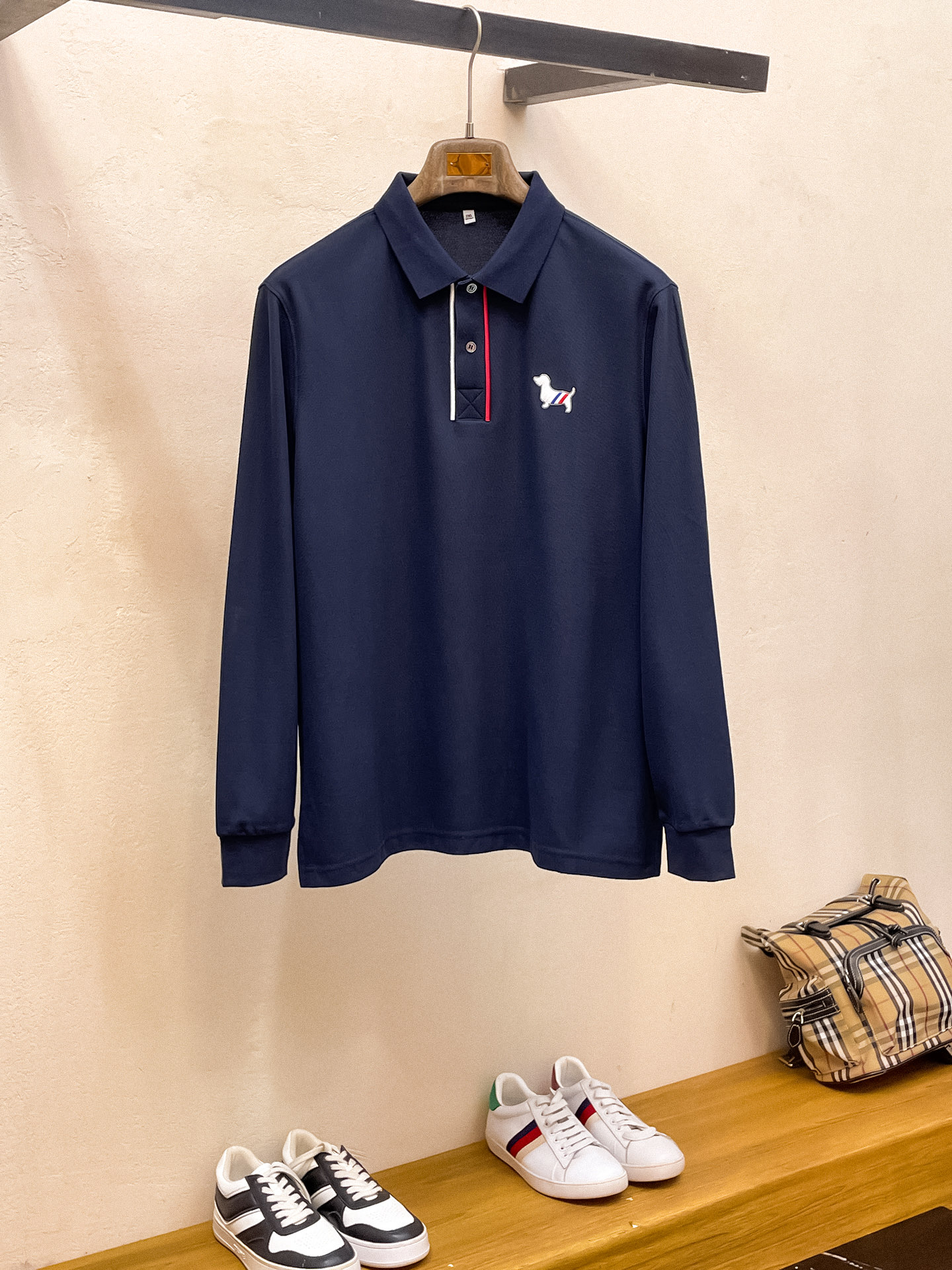 NO:573631,TB 25ss early autumn [new product] round neck bottoming shirt is a popular single-wear sweatshirt. Ultra-avant-garde design style. Delicate and comfortable. Very light and not easy to wrinkle. Multiple craftsmanship. The overall design is quite visual. The upper body is casual and stylish, with a certain degree of stiffness. It is definitely recommended for the temperament that is at the forefront of fashion. It is a must-have for urban leisure. Size M-3XL, hoodie, sweatshirts, alexander wang19860909TB 25ss早秋【新品】圆领打底衫单穿卫衣爆款 超前卫设计风格 细腻舒适 穿着非常轻便不易起皱.多重重工艺 整体的设计颇具视觉感,上身休闲有型,有一定的挺括度,绝对走在时尚最尖端的气质感推荐,都市休闲必备.码数M-3XL,,hoodie,sweatshirts,alexander wang,Men's clothing