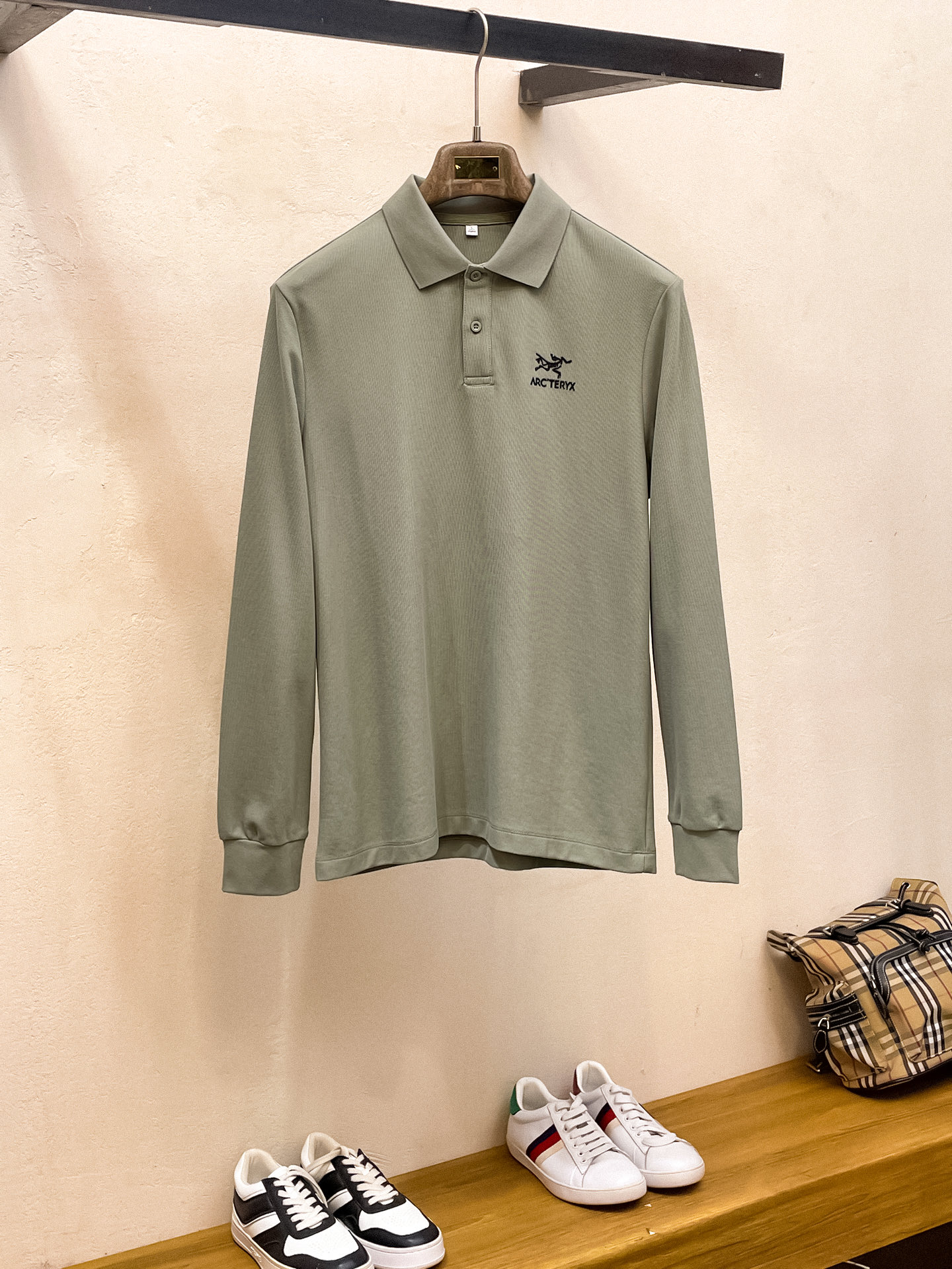 NO:573628,Arc'teryx 25ss early autumn [new product] round neck bottoming shirt is a popular single-wear sweatshirt. Ultra-avant-garde design style. Delicate and comfortable. Very light and not easy to wrinkle. Multiple craftsmanship. The overall design is quite visual. The upper body is casual and stylish, with a certain degree of stiffness. It is definitely recommended for the temperament that is at the forefront of fashion. It is a must-have for urban leisure. Size M-3XL, arc'teryx, hoodie, sweatshirts, alexander wang19860909始祖鸟25ss早秋【新品】圆领打底衫单穿卫衣爆款 超前卫设计风格 细腻舒适 穿着非常轻便不易起皱.多重重工艺 整体的设计颇具视觉感,上身休闲有型,有一定的挺括度,绝对走在时尚最尖端的气质感推荐,都市休闲必备.码数M-3XL,arc'teryx,hoodie,sweatshirts,alexander wang,Men's clothing