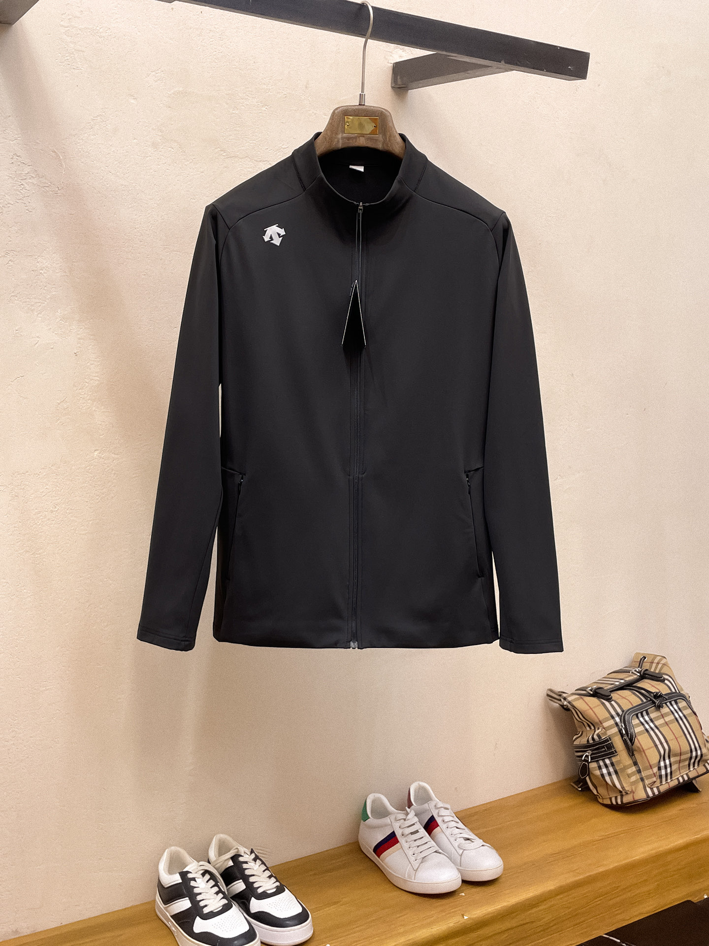 NO:573614,Descente 25ss early autumn [new product] windbreaker jacket hot style new casual fashion jacket autumn and winter counter!  Ultra-avant-garde design style, delicate and comfortable, very light to wear and not easy to wrinkle. Multiple craftsmanship. The overall design is quite visual. The upper body is casual and stylish, with a certain degree of stiffness. It is definitely at the forefront of fashion. It is recommended for urban leisure. Size M-3XL,,jackets & coats,jackets & coats,alexander wang19860909迪桑特25ss早秋【新品】风衣夹克外套爆款 秋冬专柜新款休闲时尚夹克外套！超前卫设计风格 细腻舒适 穿着非常轻便不易起皱.多重重工艺 整体的设计颇具视觉感,上身休闲有型,有一定的挺括度,绝对走在时尚最尖端的气质感推荐,都市休闲必备.码数M-3XL,,jackets & coats,jackets & coats,alexander wang,Men's clothing