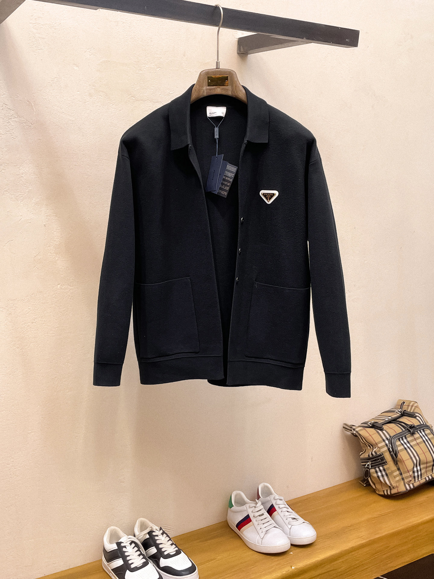 NO:573612,Prada 25ss autumn and winter [new product] the latest and top-quality cardigan wool sweater jacket!  Cardigan sweater, exquisite color matching and new trendy pullover, sold at the top quality counter, top-notch production technology imported fabrics, counter model unique design, using imported high-end custom-made imported silk thread with first-class feel!  On sale on the official website. Size: M-3XL,, prada, jackets & coats, sweaters, alexander wang19860909普拉达 25ss秋冬【新品】最新最顶级开衫羊毛针织衫外套 ！开衫毛衣,精致配色融合新款潮套头衫,最顶级的品质专柜在售,顶级制作工艺进口面料,专柜款独特设计,采用进口高端订制进口丝线手感一流！官网在售. 码数:M-3XL,,prada,jackets & coats,sweaters,alexander wang,Men's clothing