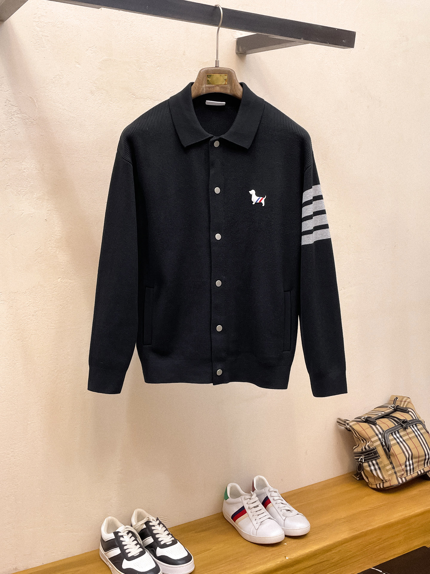 NO:573610,TB 25ss autumn and winter [new product] the latest and top-notch cardigan wool sweater jacket!  Cardigan sweater, exquisite color matching and new trendy pullover, sold at the top quality counter, top-notch production technology imported fabrics, counter model unique design, using imported high-end custom-made imported silk thread with first-class feel!  On sale on the official website. Size: M-3XL,,jackets & coats,sweaters,alexander wang19860909TB 25ss秋冬【新品】最新最顶级开衫羊毛针织衫外套 ！开衫毛衣,精致配色融合新款潮套头衫,最顶级的品质专柜在售,顶级制作工艺进口面料,专柜款独特设计,采用进口高端订制进口丝线手感一流！官网在售. 码数:M-3XL,,jackets & coats,sweaters,alexander wang,Men's clothing