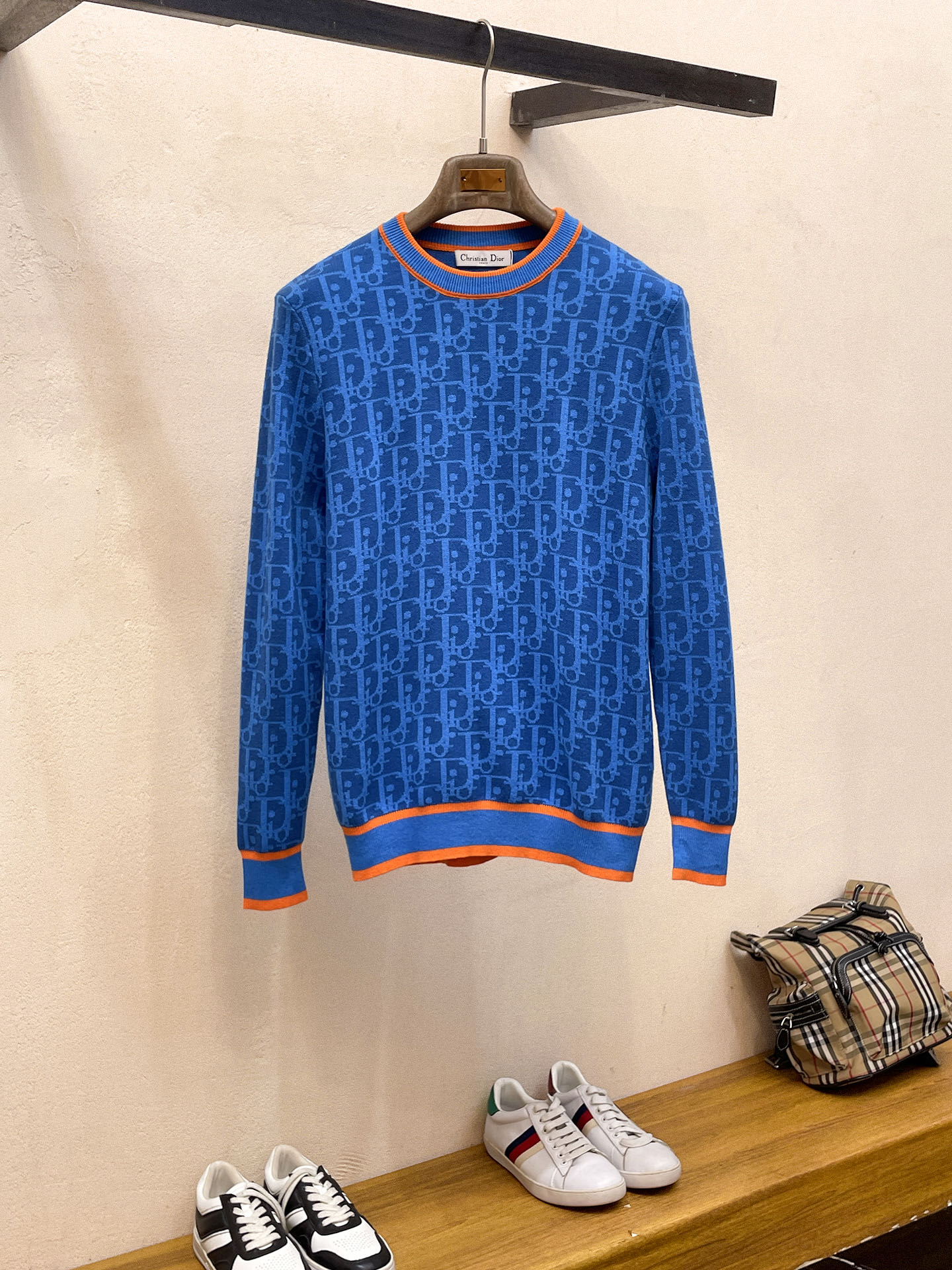 NO:571091,2025 new autumn and winter wool sweaters. High-quality Italian imported wool blended fabrics, high-density knitting, fashionable and versatile sweaters, very handsome. The classic logo is more durable and less likely to deform. The counter version can be easily held in various styles. The classic fashion style that is sought after every year has become popular all over the world!  Size M-3XL (please state your height and weight when placing an order),,sweaters,alexander wang198609092025秋冬新款羊毛毛衣 高品质意大利进口羊毛混纺面料,高密度针织,时尚百搭毛衣,帅气十足.经典Logo标志 更耐穿更加不易变形,专柜版型,各种风格都能轻松Hold住,年年被追捧的经典时尚款 已经风靡全球！ 码数M-3XL(下单请报身高体重),,sweaters,alexander wang,Men's clothing