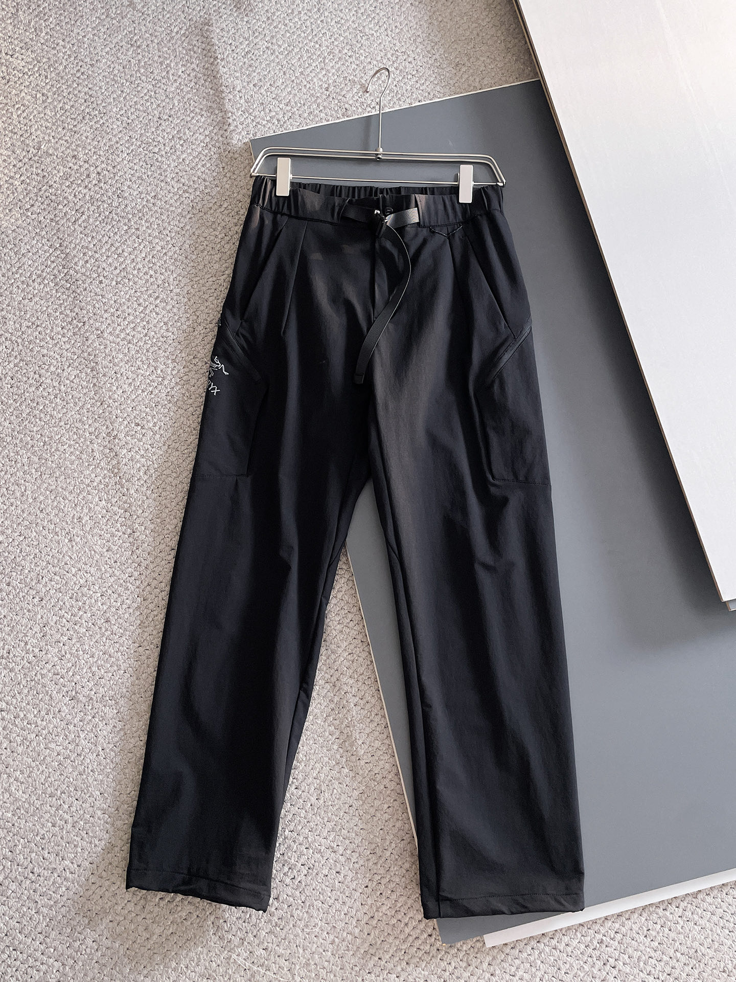 NO:615096,Arc'teryx [New Product] Early Autumn 25ss Casual Pants golden classic appears again, original order high-quality fashionable casual pants. Super versatile style. Exclusive customized fabric, very wide and stylish, close-fitting and comfortable. Original custom counter latest hardware accessories. Super beautiful version, the upper body shows slender legs, the lining and routing are impeccable, you can attend any occasion, once again emphasize that the fabric is very, very classy! Code number L-4Xl,arc'teryx,alexander wang19860909始祖鸟【新品】早秋25ss休闲裤金典再次出现,原单订制高品质时尚休闲裤.超级百搭款.独家定制面料,挺阔有型,贴身舒适.原版定制专柜最新五金辅料.超靓版型、上身显腿修长,內里,走线都无可挑剔,任何场合都可出席,再次强调面料非常非常显档次！码数 L-4Xl,arc'teryx,alexander wang,Men's clothing