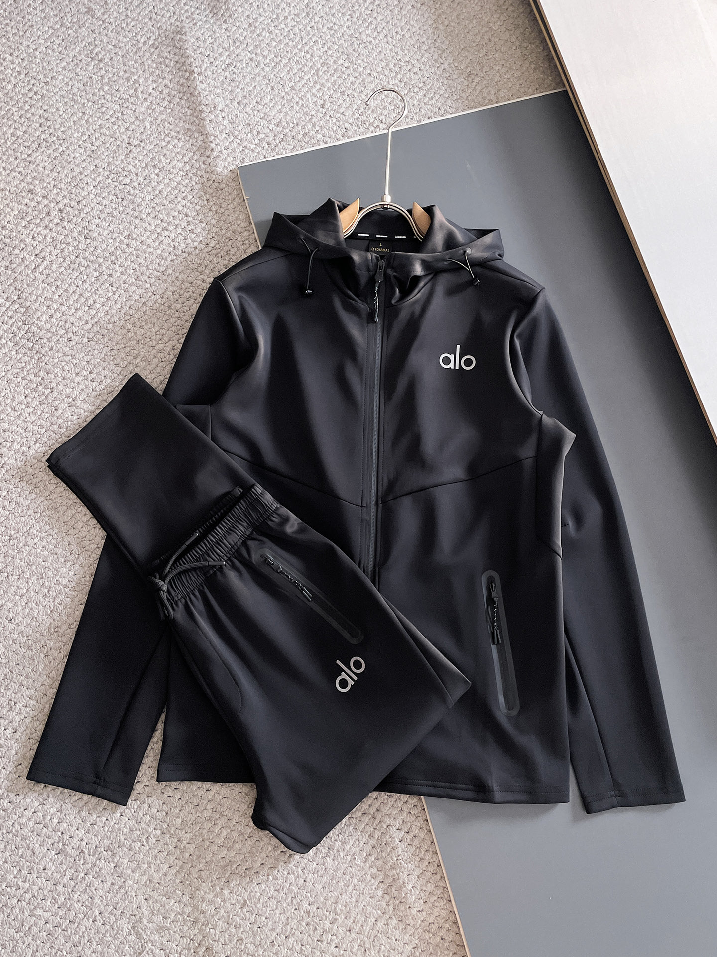 NO:615108,alo 25SS new suit!  Simple, basic yet luxurious combination. 25-year limited edition. Branded three-dimensional shape below the pocket. I love the basic model!  You don’t want to leave it if you like it. The fabric is made of customized cotton fabric, which is skin-friendly and breathable. It is anti-wrinkle, non-sticky and anti-static. The fabric is soft, comfortable and drapey. It stands tall and looks stylish!  Slightly wide straight-leg design, three-dimensional cutting design of the trouser body lengthens the leg line, making you look taller and slimmer. The elastic waistband design can be freely retracted and adjusted, suitable for various styles. Size M-3XL,,alexander wang19860909alo 25SS新款套装！简单基础又不失奢华的搭配组合.25年限定款.口袋下方品牌立体造型.基础款大爱了！喜欢的不要不要的.面料采用定制棉莫面料,亲肤透气.抗皱不粘灰抗静电,面料柔软舒适有垂感.立挺上身有型！微阔版型直筒设计,裤身立体裁剪设计拉长腿部线条,显高显瘦.松紧腰带设计,收放自如,适合凹各种造型 码数M-3XL,,alexander wang,Men's clothing