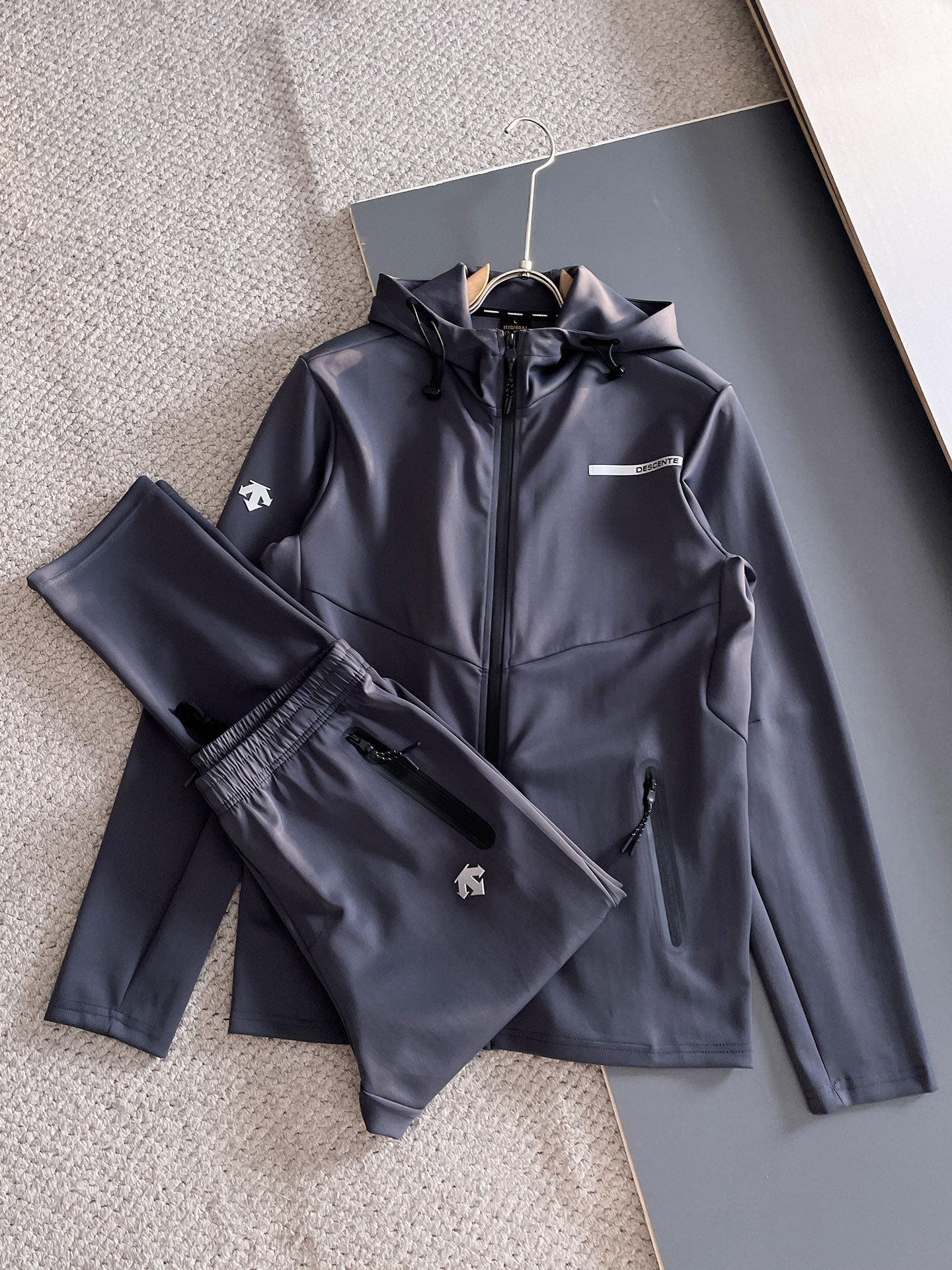 NO:615112,Descente 25SS new suit!  Simple, basic yet luxurious combination. 25-year limited edition. Branded three-dimensional shape below the pocket. I love the basic model!  You don’t want to leave it if you like it. The fabric is made of customized cotton fabric, which is skin-friendly and breathable. It is anti-wrinkle, non-sticky and anti-static. The fabric is soft, comfortable and drapey. It stands tall and looks stylish!  Slightly wide straight-leg design, three-dimensional cutting design of the trouser body lengthens the leg line, making you look taller and slimmer. The elastic waistband design can be freely retracted and adjusted, suitable for various styles. Size M-3XL,,alexander wang19860909迪桑特 25SS新款套装！简单基础又不失奢华的搭配组合.25年限定款.口袋下方品牌立体造型.基础款大爱了！喜欢的不要不要的.面料采用定制棉莫面料,亲肤透气.抗皱不粘灰抗静电,面料柔软舒适有垂感.立挺上身有型！微阔版型直筒设计,裤身立体裁剪设计拉长腿部线条,显高显瘦.松紧腰带设计,收放自如,适合凹各种造型 码数M-3XL,,alexander wang,Men's clothing