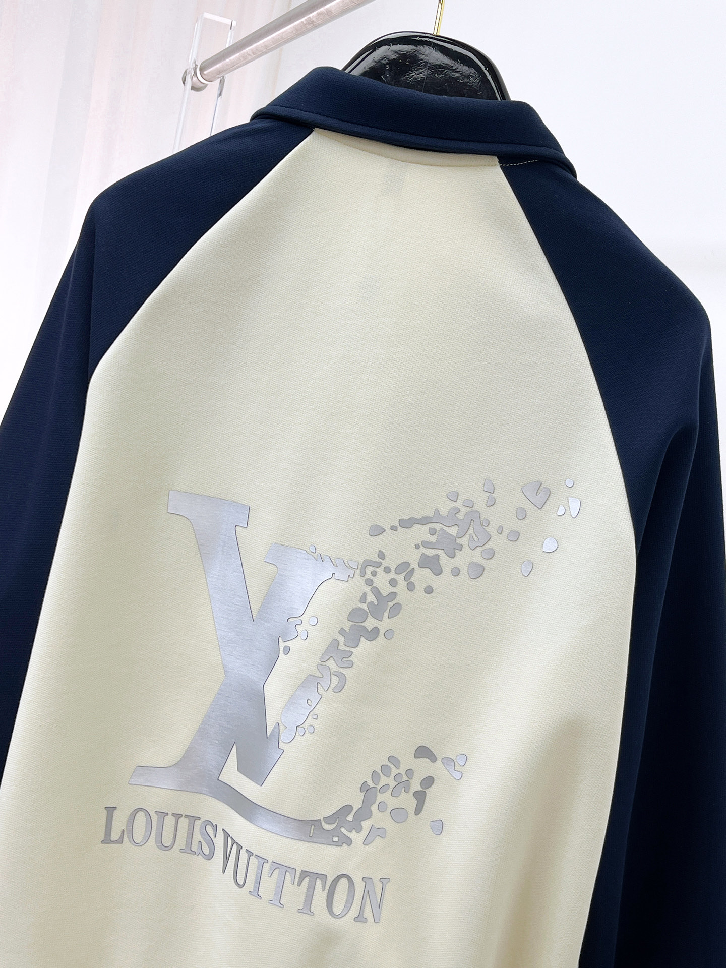 PLV 25ss早秋【新品】夹克外套爆款 秋冬专柜新款休闲时尚夹克外套！超前卫设计风格 细腻舒适 穿着非