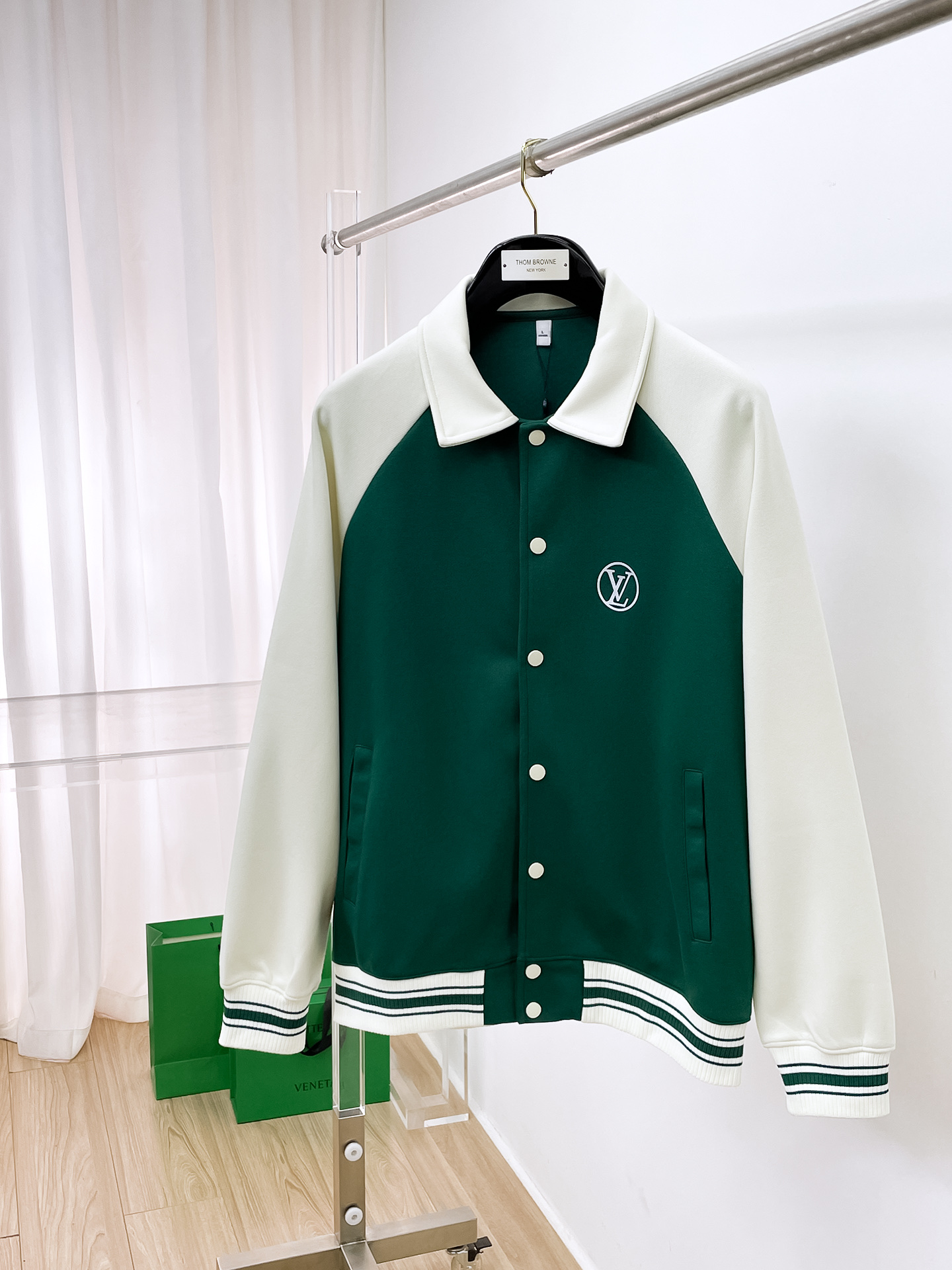 NO:601873,LV 25ss early autumn [new product] popular jackets and jackets. New casual and fashionable jackets at the autumn and winter counters!  Ultra-avant-garde design style, delicate and comfortable, very light to wear and not easy to wrinkle. Multiple craftsmanship. The overall design is quite visual. The upper body is casual and stylish, with a certain degree of stiffness. It is definitely at the forefront of fashion. Recommended for a sense of temperament, a must-have for urban leisure. Size M-3XL, Louis Vuitton, jackets & coats, jackets & coats, alexander wang19860909LV 25ss早秋【新品】夹克外套爆款 秋冬专柜新款休闲时尚夹克外套！超前卫设计风格 细腻舒适 穿着非常轻便不易起皱.多重重工艺 整体的设计颇具视觉感,上身休闲有型,有一定的挺括度,绝对走在时尚最尖端的气质感推荐,都市休闲必备.码数M-3XL,,louis vuitton,jackets & coats,jackets & coats,alexander wang,Men's clothing