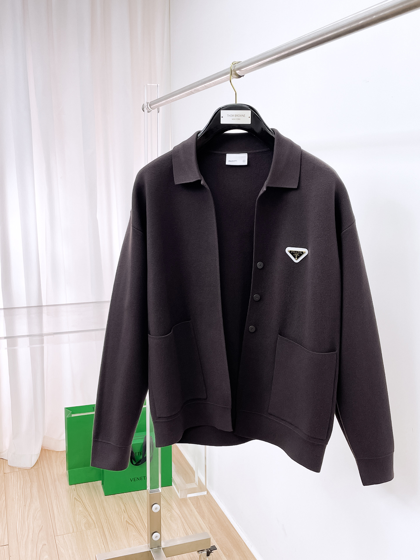 NO:601882,TB 25ss autumn and winter [new product] the latest and top-notch cardigan wool sweater jacket!  Cardigan sweater, exquisite color matching and new trendy pullover, sold at the top quality counter, top-notch production technology imported fabrics, counter model unique design, using imported high-end custom-made imported silk thread with first-class feel!  On sale on the official website. Size: M-3XL,,jackets & coats,sweaters,alexander wang19860909TB 25ss秋冬【新品】最新最顶级开衫羊毛针织衫外套 ！开衫毛衣,精致配色融合新款潮套头衫,最顶级的品质专柜在售,顶级制作工艺进口面料,专柜款独特设计,采用进口高端订制进口丝线手感一流！官网在售. 码数:M-3XL,,jackets & coats,sweaters,alexander wang,Men's clothing