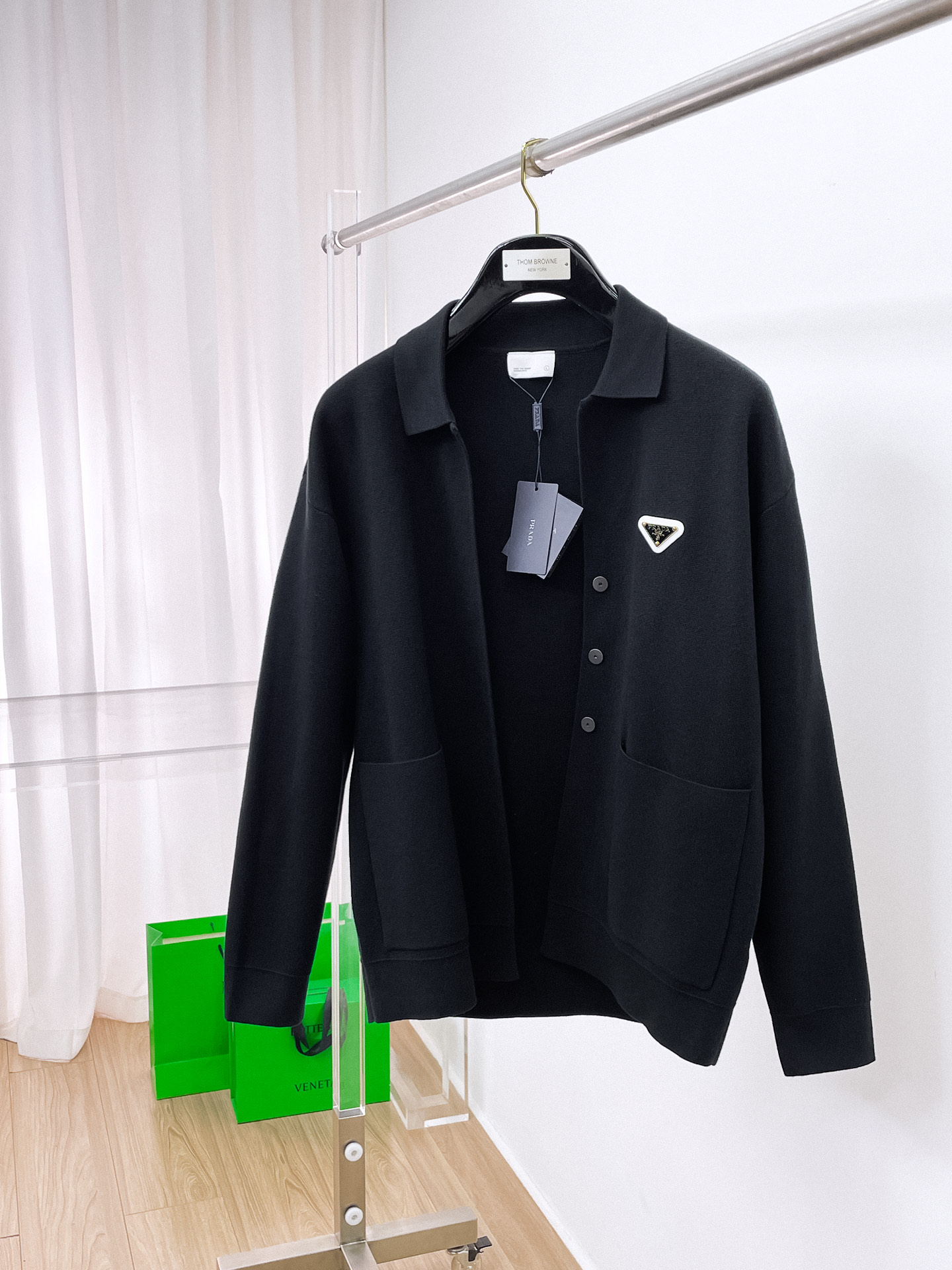 NO:601879,Prada 25ss autumn and winter [new product] the latest and top-quality cardigan wool sweater jacket!  Cardigan sweater, exquisite color matching and new trendy pullover, sold at the top quality counter, top-notch production technology imported fabrics, counter model unique design, using imported high-end custom-made imported silk thread with first-class feel!  On sale on the official website. Size: M-3XL,, prada, jackets & coats, sweaters, alexander wang19860909普拉达 25ss秋冬【新品】最新最顶级开衫羊毛针织衫外套 ！开衫毛衣,精致配色融合新款潮套头衫,最顶级的品质专柜在售,顶级制作工艺进口面料,专柜款独特设计,采用进口高端订制进口丝线手感一流！官网在售. 码数:M-3XL,,prada,jackets & coats,sweaters,alexander wang,Men's clothing