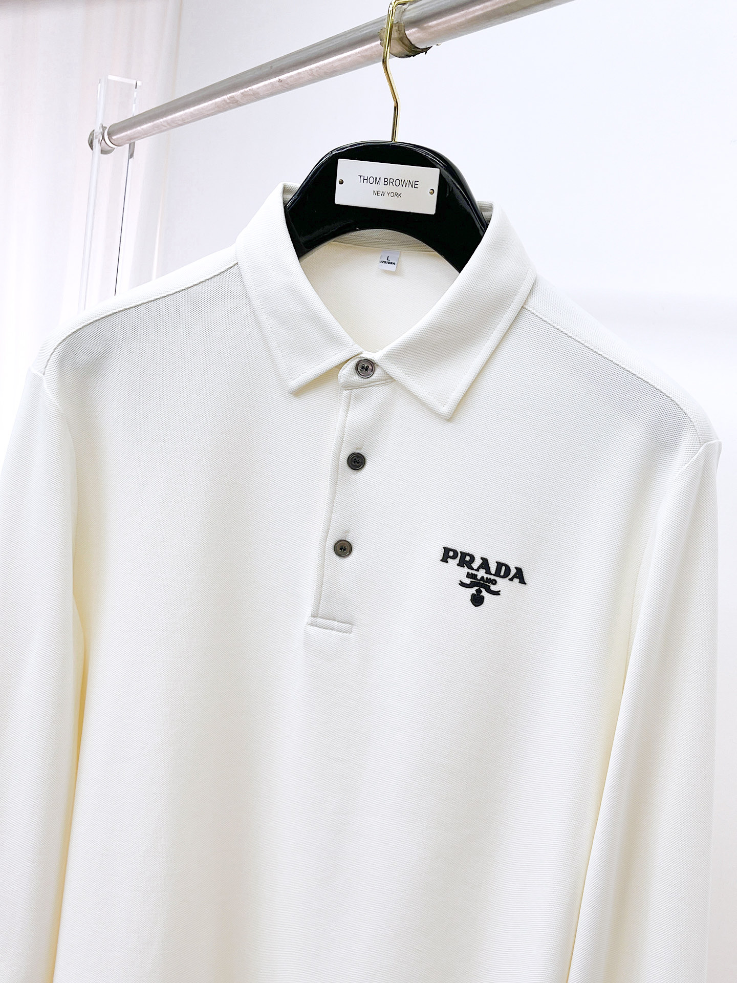 P普拉达 25ss早秋【新品】圆领打底衫单穿卫衣爆款 超前卫设计风格 细腻舒适 穿着非常轻便不易起皱。多