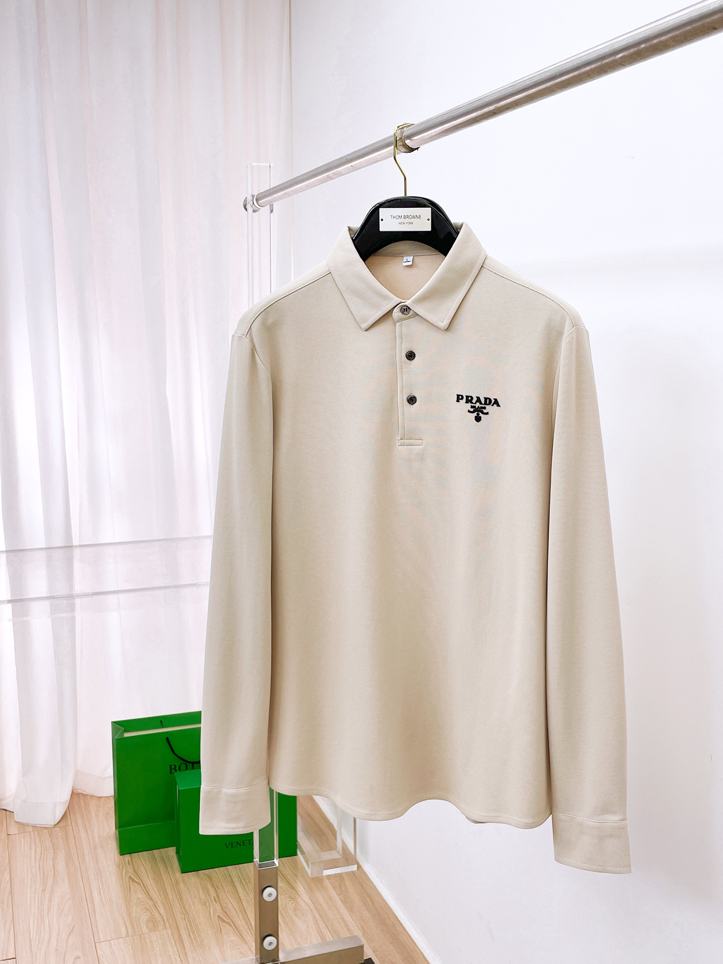 NO:601885,Prada 25ss early autumn [new product] round neck bottoming shirt is popular for single-wear sweatshirts. Ultra-avant-garde design style. Delicate and comfortable. Very light and not easy to wrinkle. Multiple craftsmanship. The overall design is quite visual. The upper body is casual and stylish, with a certain degree of stiffness. It is definitely recommended for the temperament that is at the forefront of fashion. It is a must-have for urban leisure. Size M-3XL, prada, hoodie, sweatshirts, alexander wang19860909普拉达 25ss早秋【新品】圆领打底衫单穿卫衣爆款 超前卫设计风格 细腻舒适 穿着非常轻便不易起皱.多重重工艺 整体的设计颇具视觉感,上身休闲有型,有一定的挺括度,绝对走在时尚最尖端的气质感推荐,都市休闲必备.码数M-3XL,,prada,hoodie,sweatshirts,alexander wang,Men's clothing