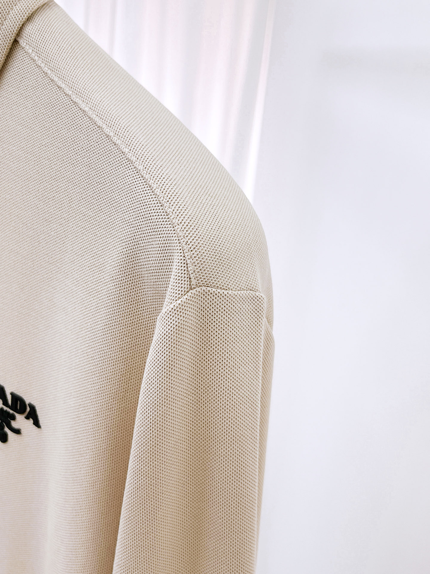 P普拉达 25ss早秋【新品】圆领打底衫单穿卫衣爆款 超前卫设计风格 细腻舒适 穿着非常轻便不易起皱。多