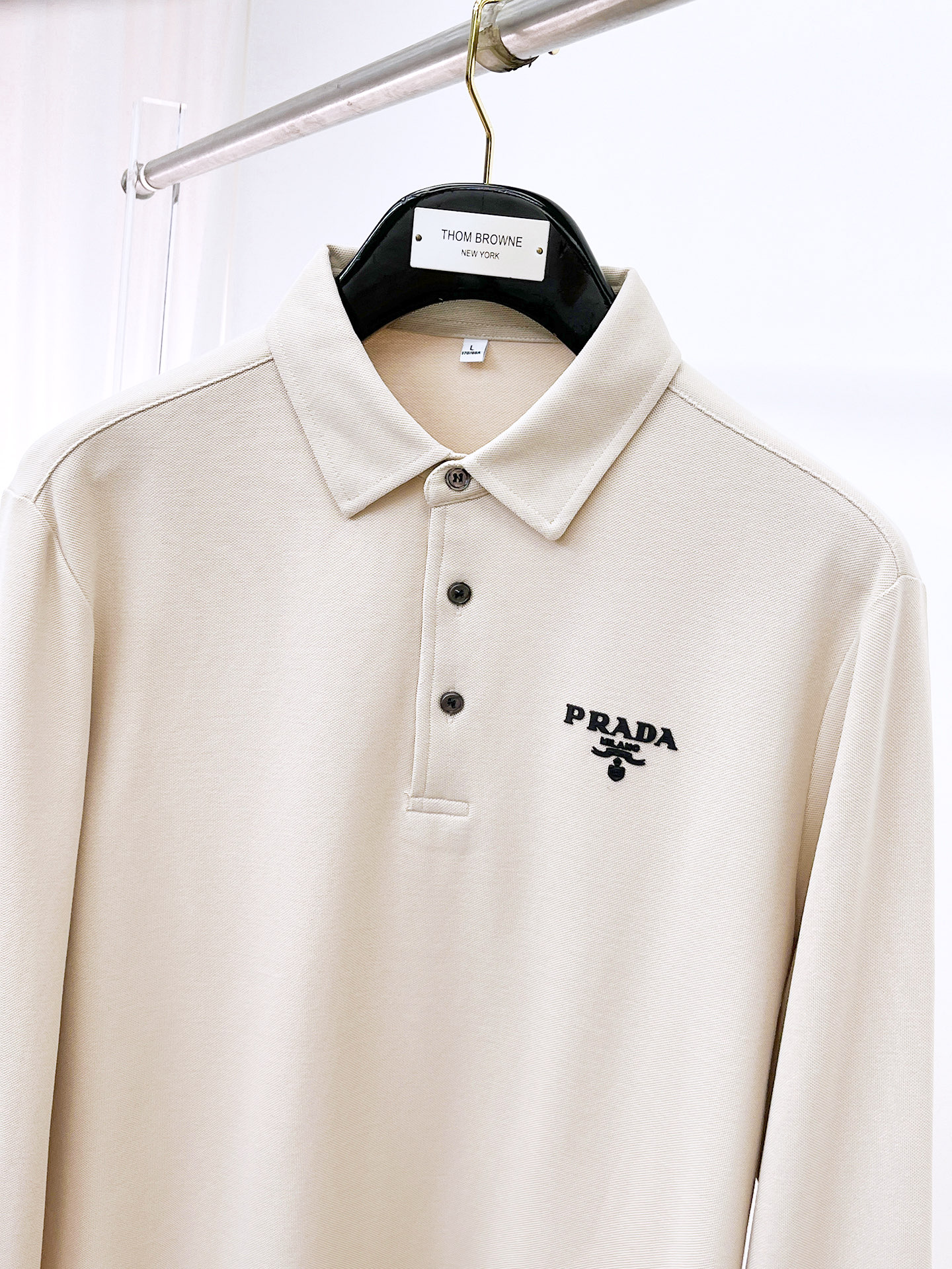 P普拉达 25ss早秋【新品】圆领打底衫单穿卫衣爆款 超前卫设计风格 细腻舒适 穿着非常轻便不易起皱。多