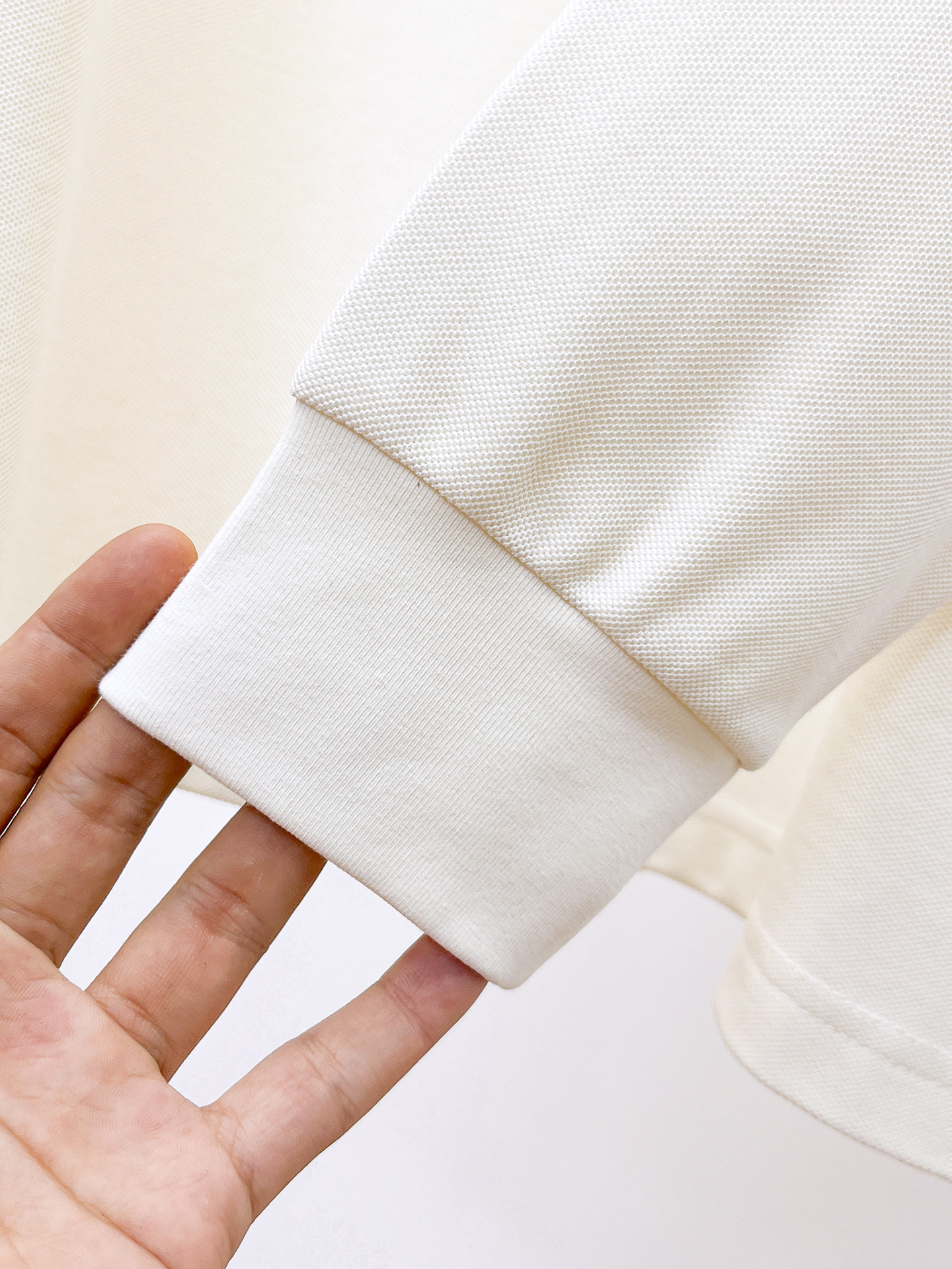 PTB 25ss早秋【新品】圆领打底衫单穿卫衣爆款 超前卫设计风格 细腻舒适 穿着非常轻便不易起皱。多重