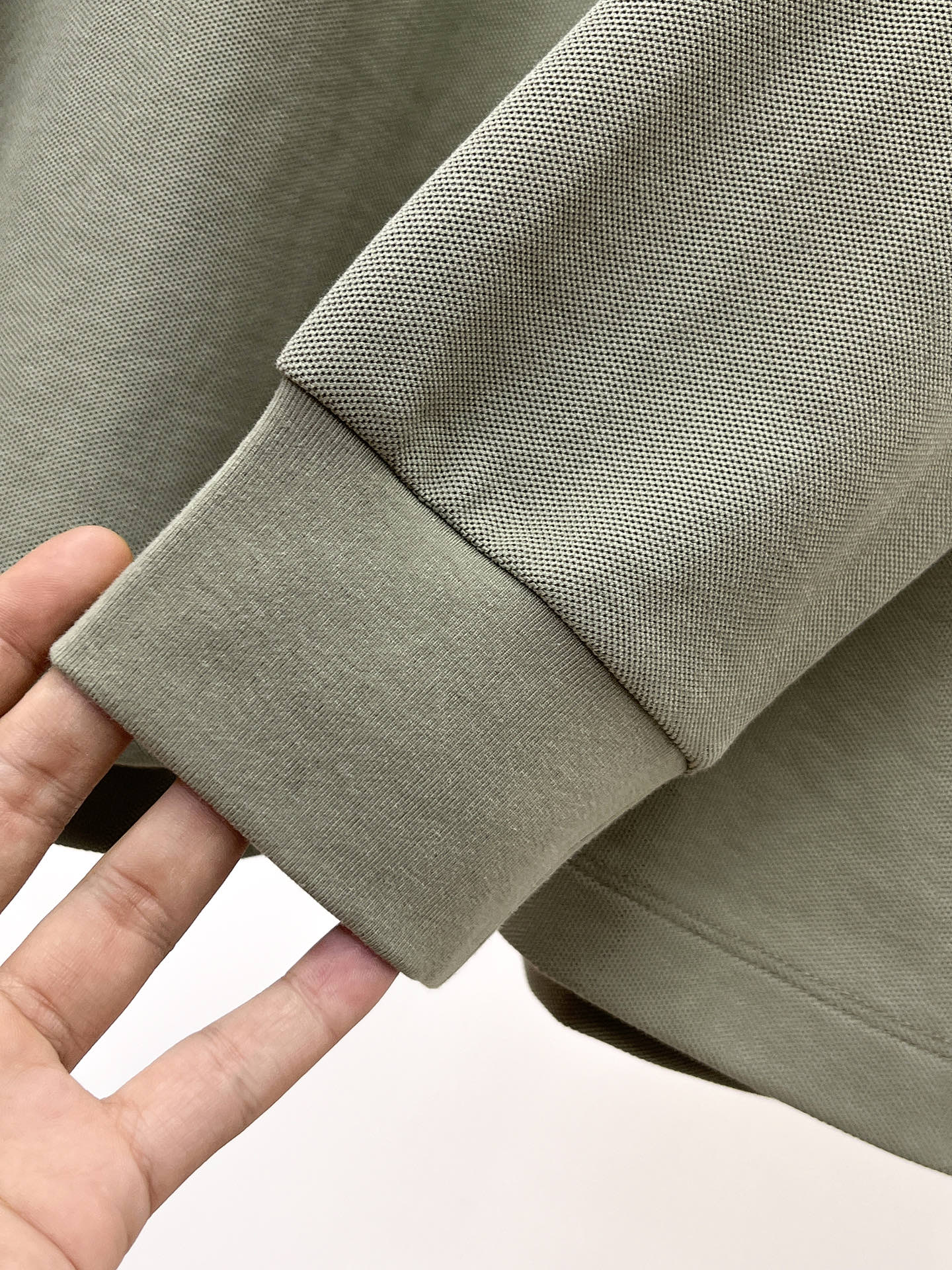 P始祖鸟 25ss早秋【新品】圆领打底衫单穿卫衣爆款 超前卫设计风格 细腻舒适 穿着非常轻便不易起皱。多