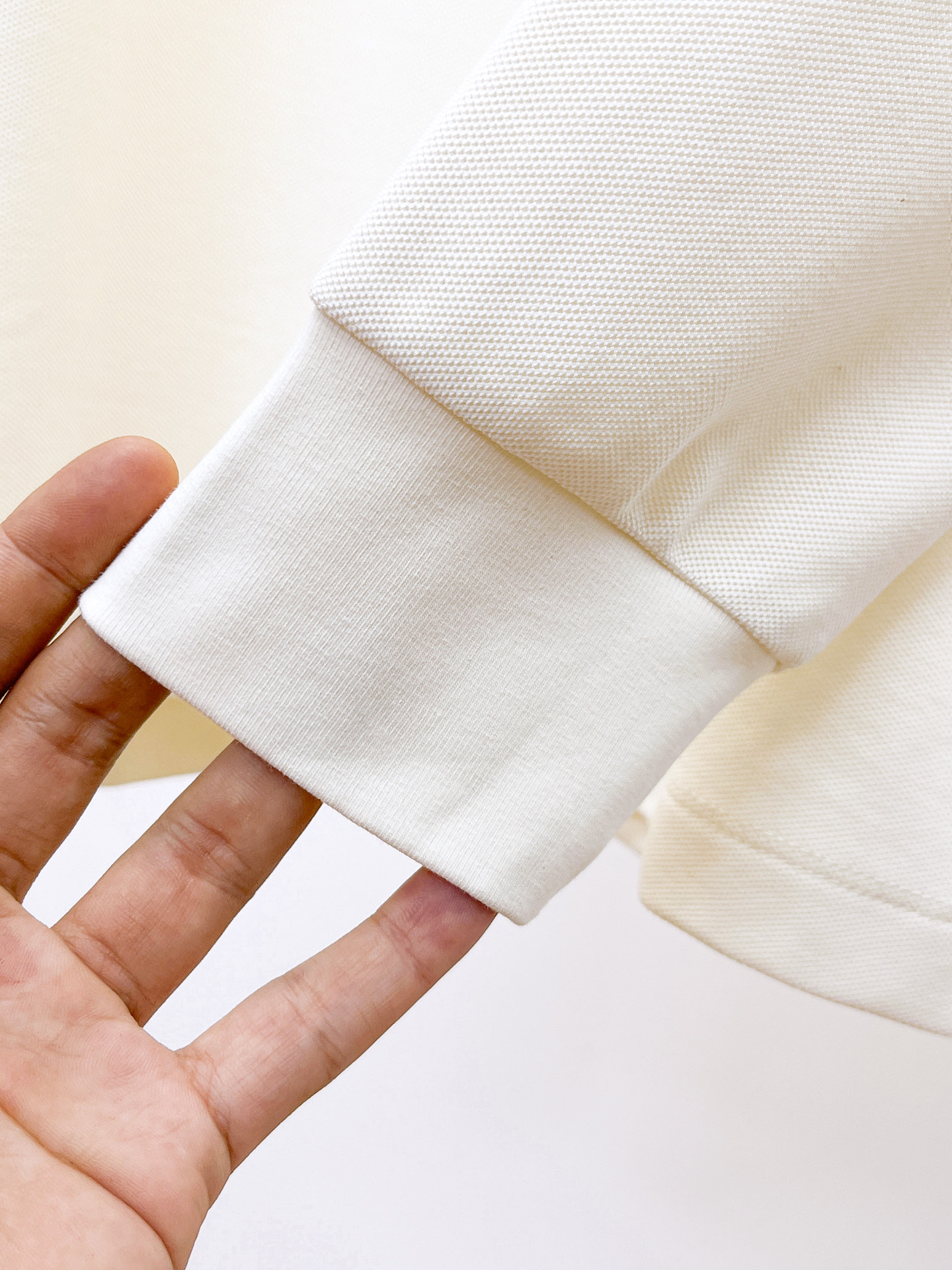 P始祖鸟 25ss早秋【新品】圆领打底衫单穿卫衣爆款 超前卫设计风格 细腻舒适 穿着非常轻便不易起皱。多