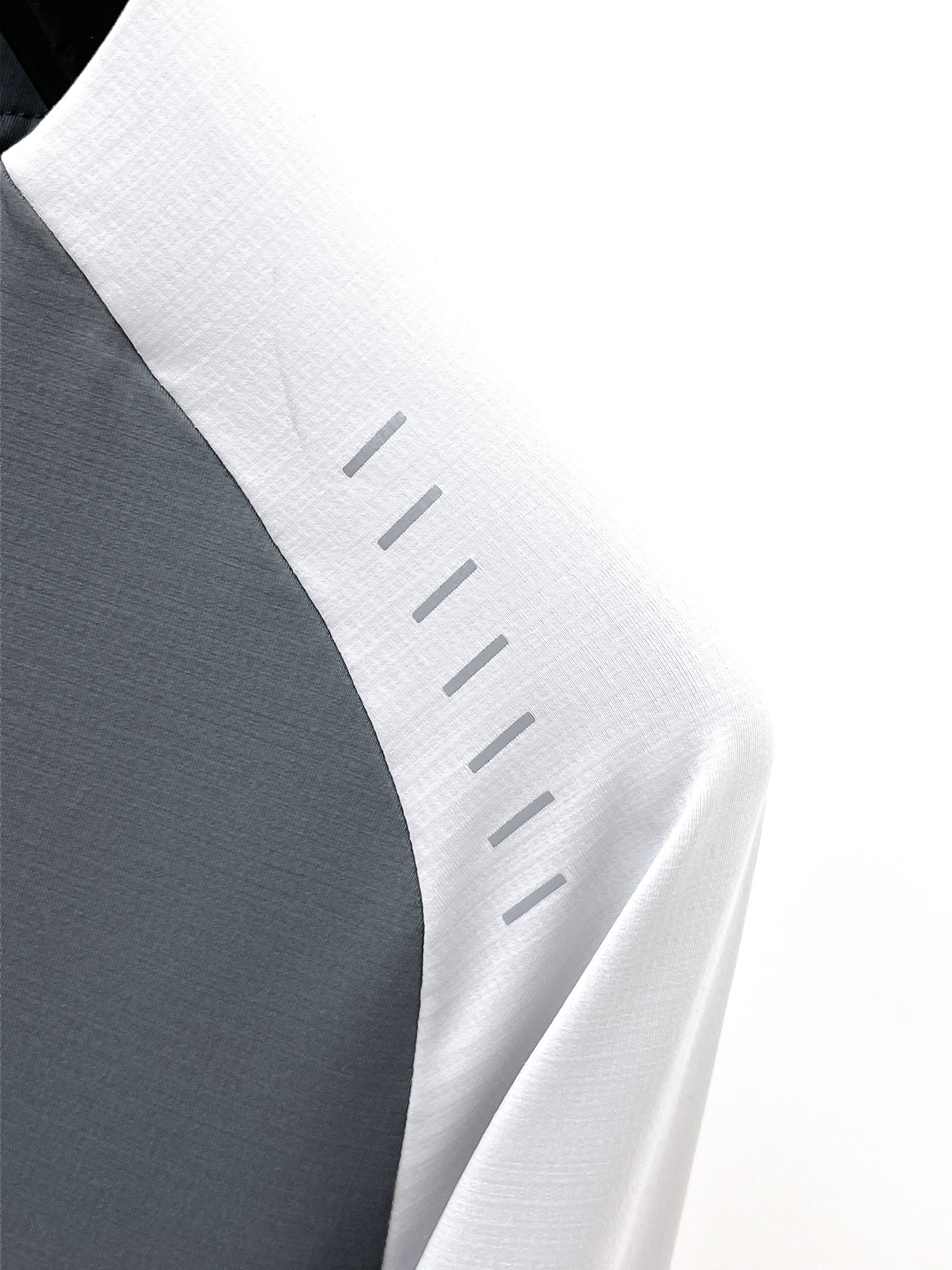 P迪桑特 25ss早秋【新品】圆领打底衫单穿卫衣爆款 超前卫设计风格 细腻舒适 穿着非常轻便不易起皱。多